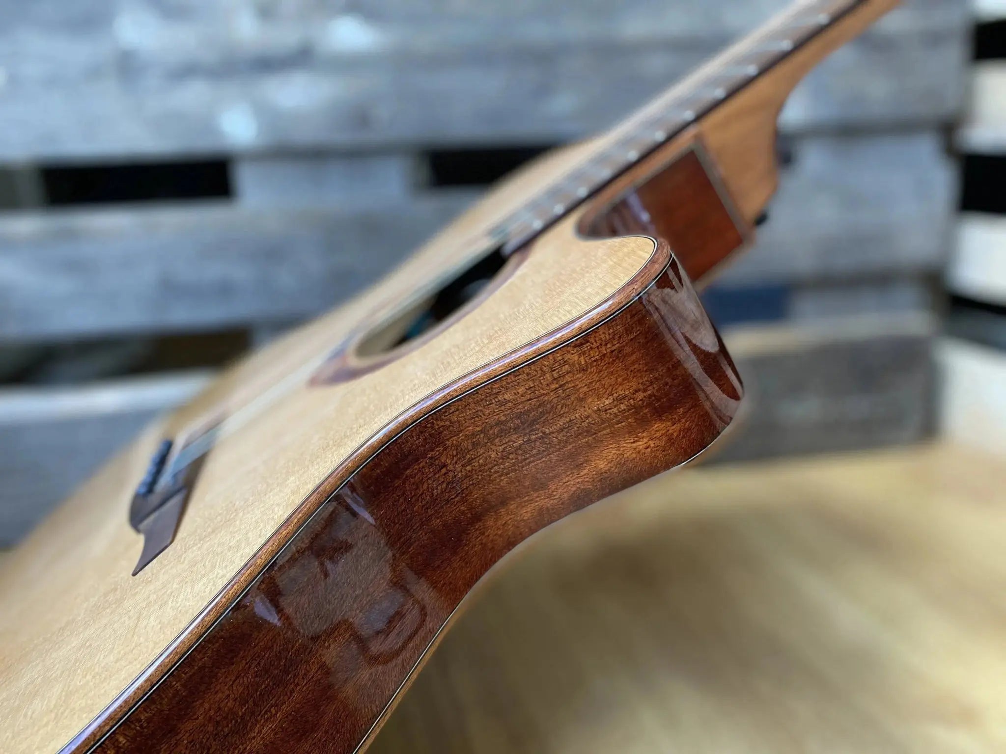 LAG TRAMONTANE 118 T118ASCE AUDITORIUM SLIM CUTAWAY ELECTRO - Richards Guitars Of Stratford Upon Avon