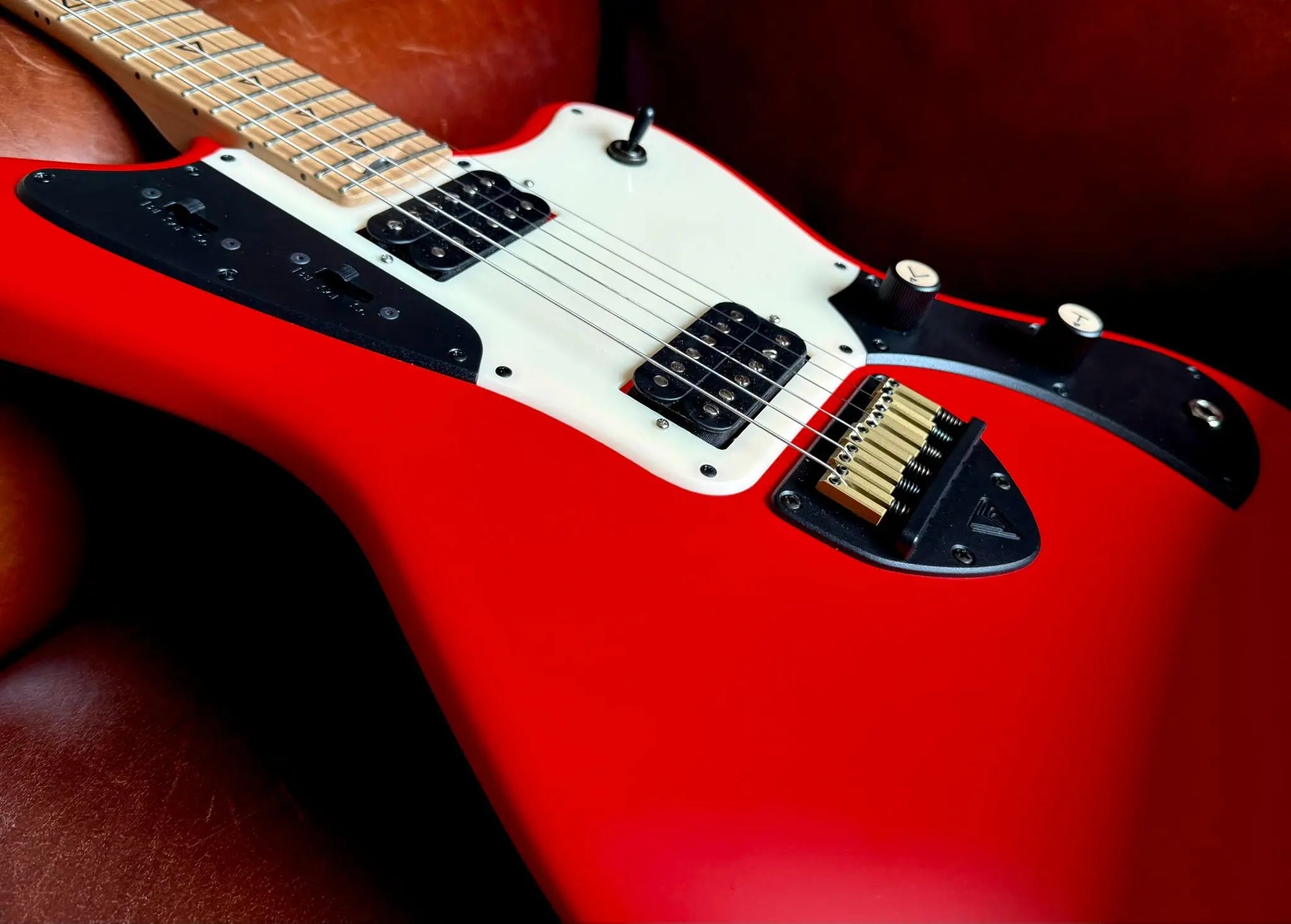 Valiant Jupiter Lipstick Red - Richards Guitars Of Stratford Upon Avon