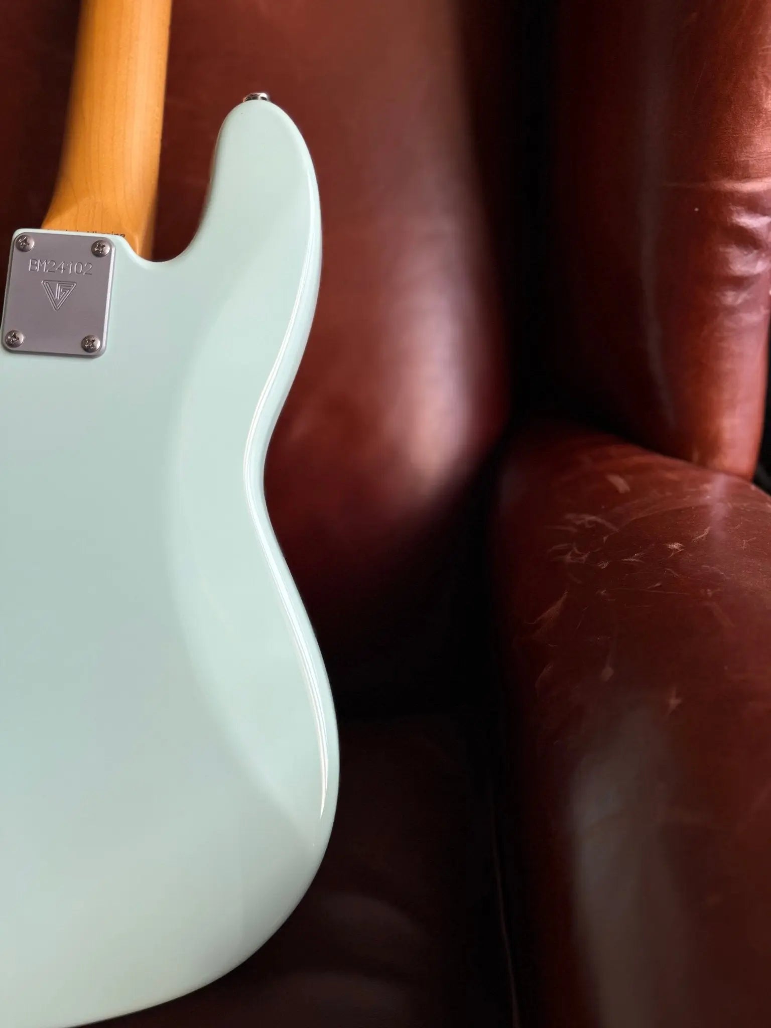 Valiant Mini Bass - Richards Guitars Of Stratford Upon Avon