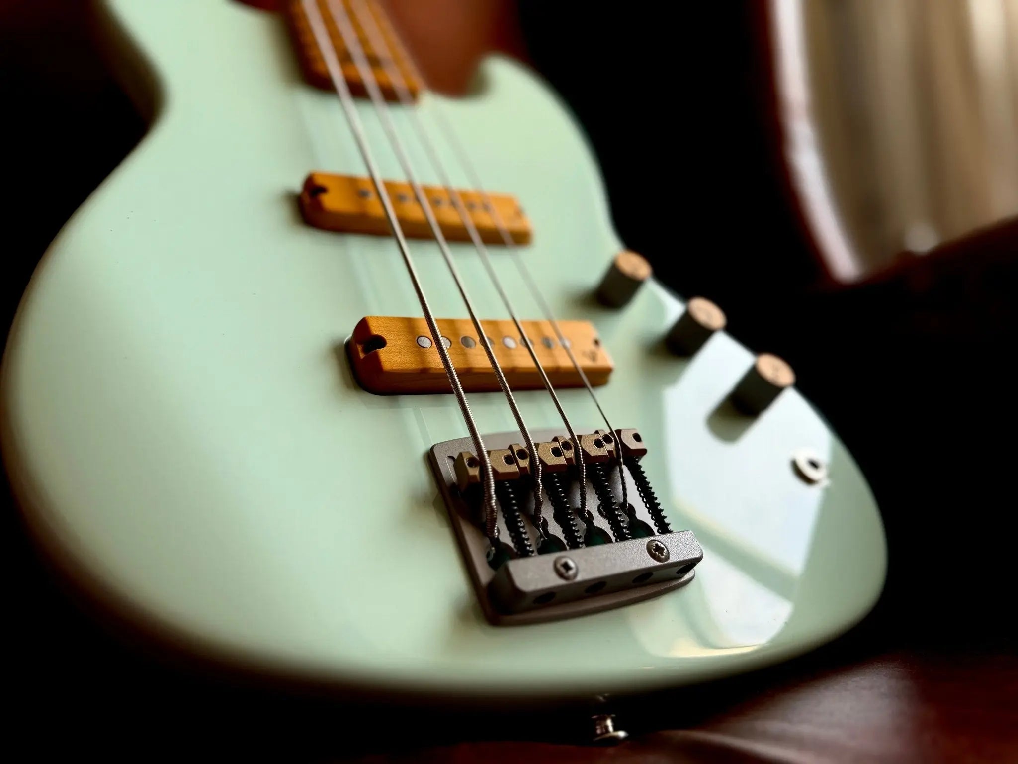 Valiant Mini Bass - Richards Guitars Of Stratford Upon Avon