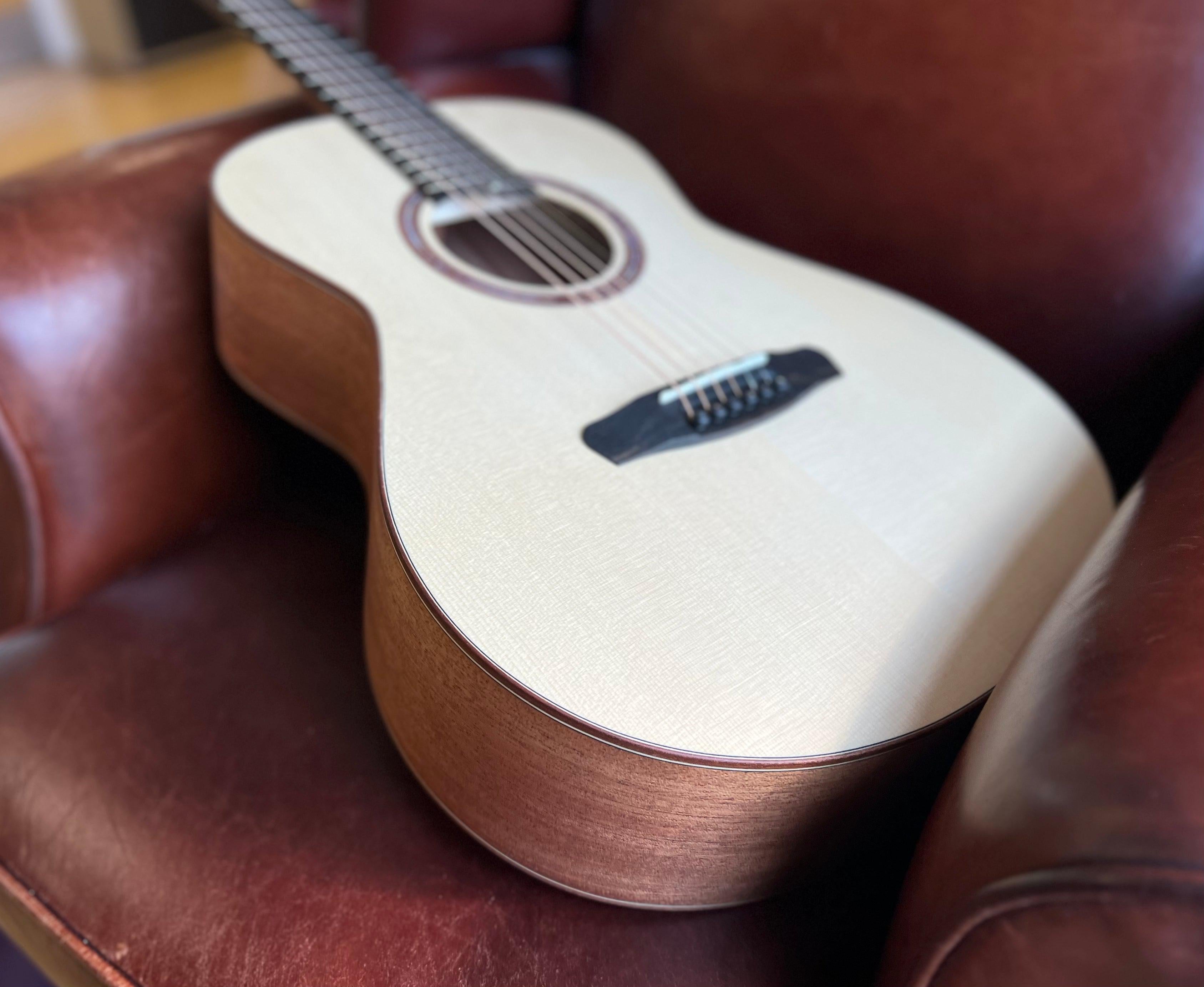 Dowina Acajou OMG Epicéa. OM Body Acoustic Guitar, Guitare acoustique en vente chez Richards Guitars.