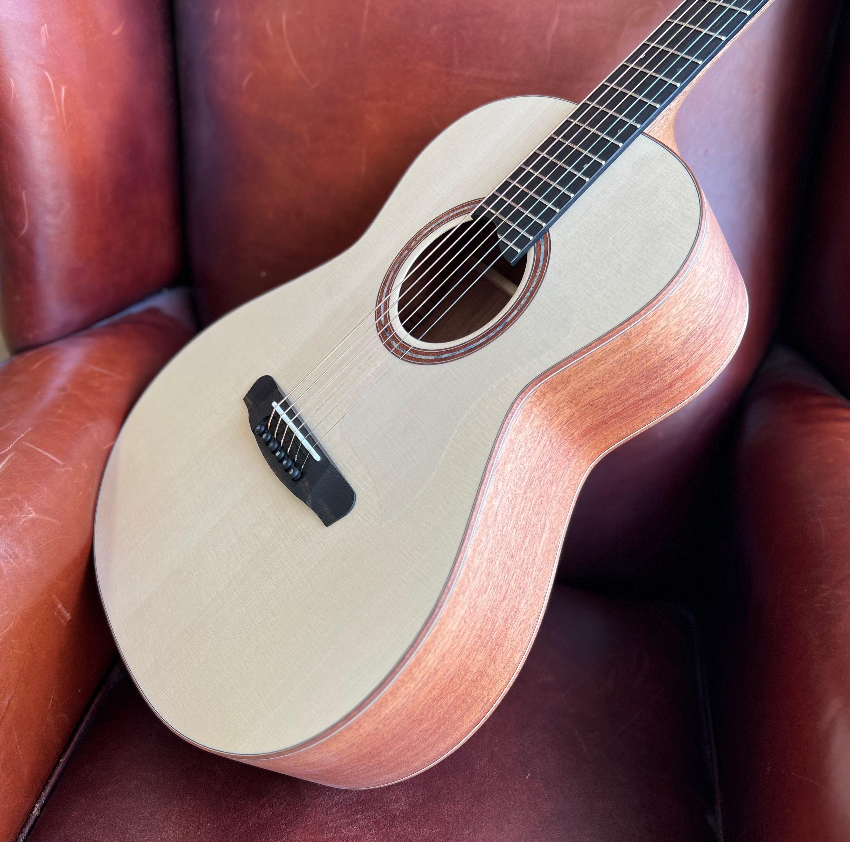 Dowina Acajou OMG Epicéa. OM Body Acoustic Guitar, Guitare acoustique en vente chez Richards Guitars.