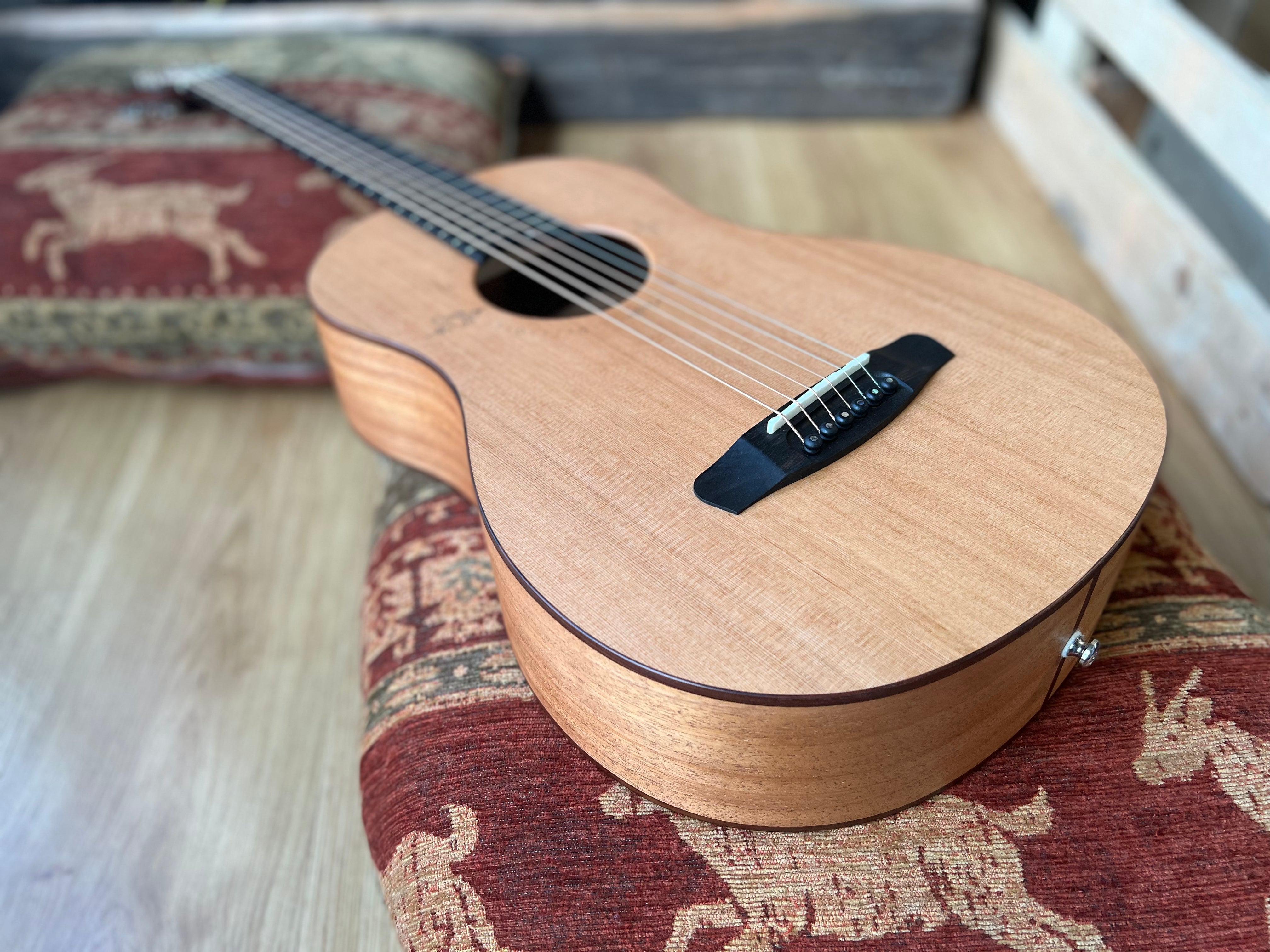 Dowina Pure BV, Guitare acoustique en vente chez Richards Guitars.