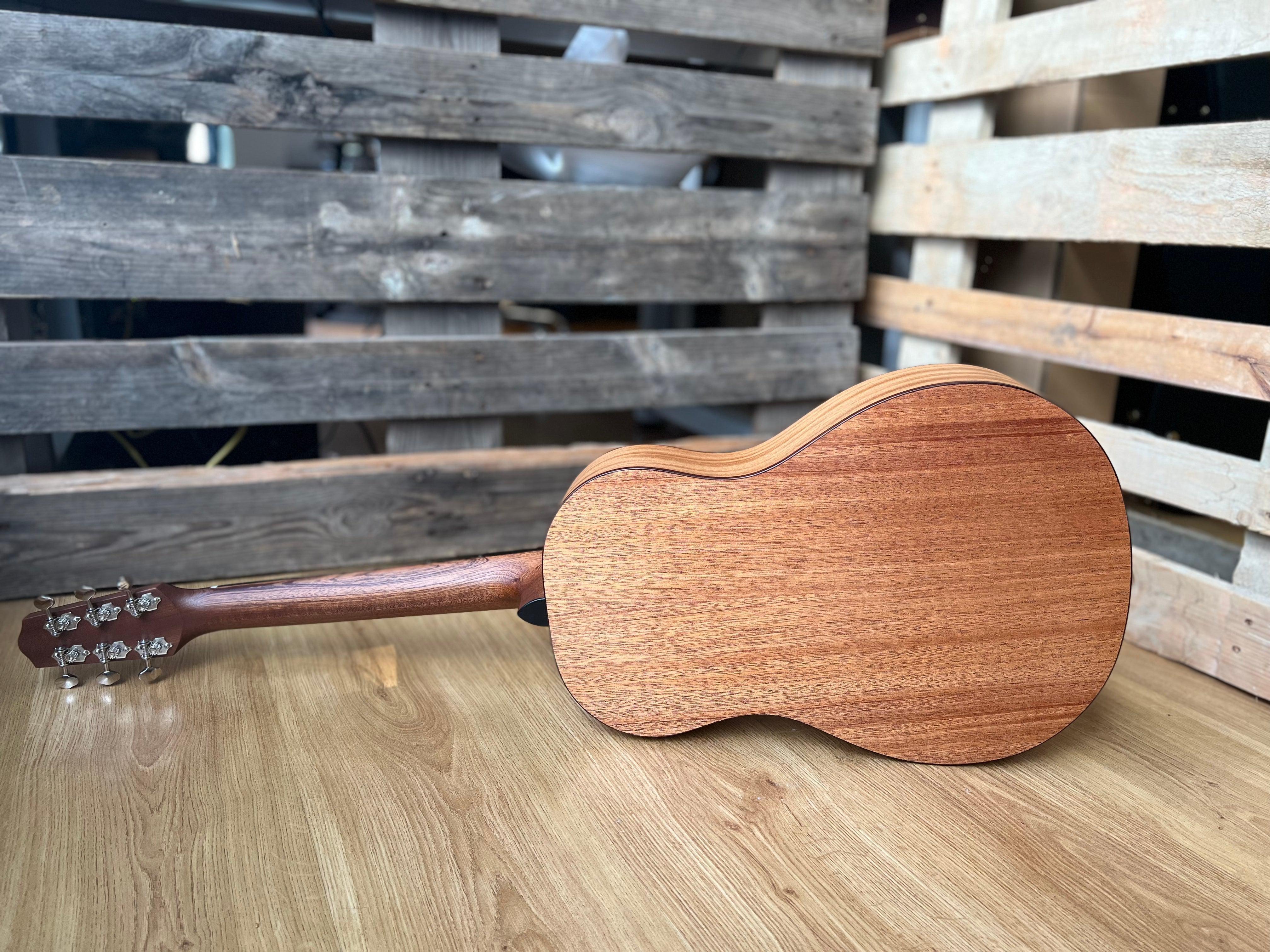 Dowina Pure BV, Guitare acoustique en vente chez Richards Guitars.