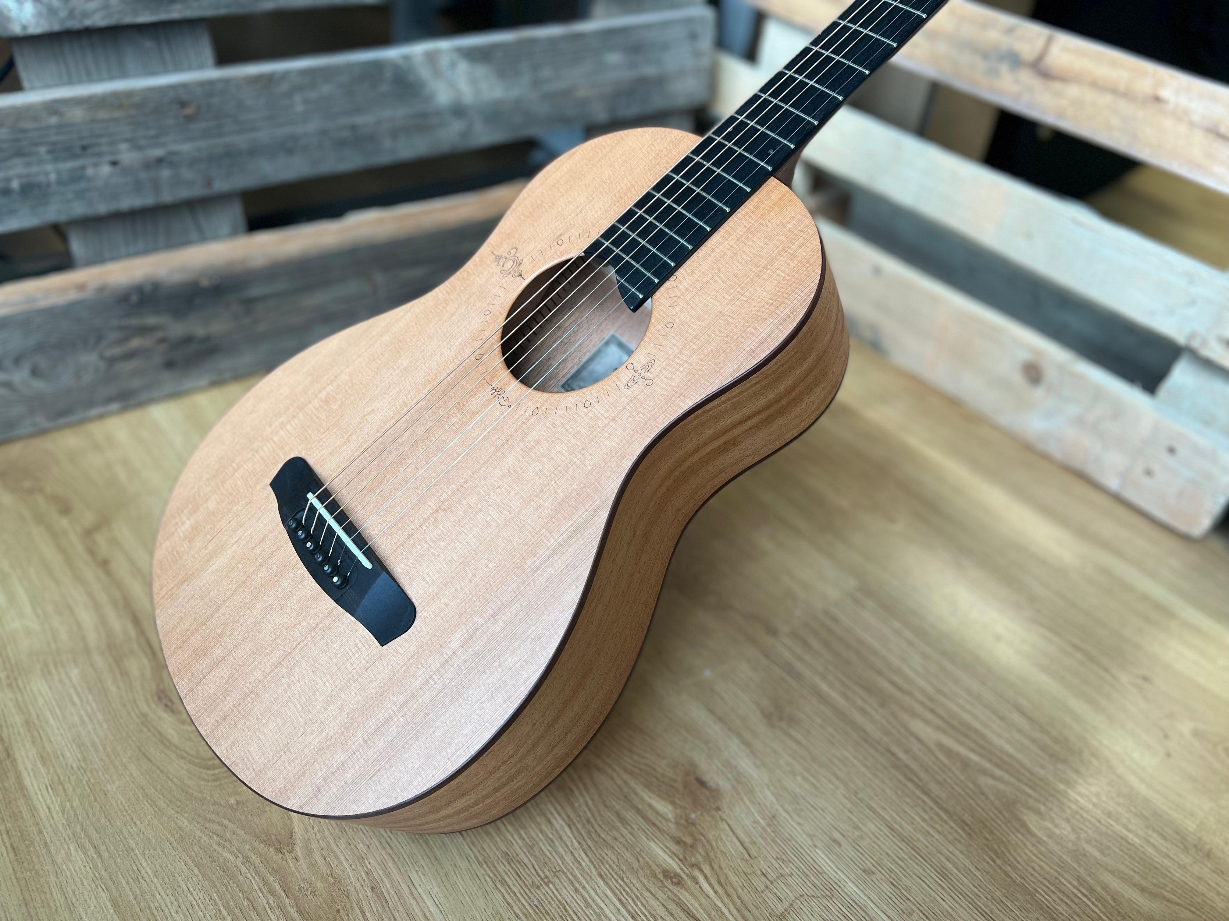 Dowina Pure BV, Guitare acoustique en vente chez Richards Guitars.