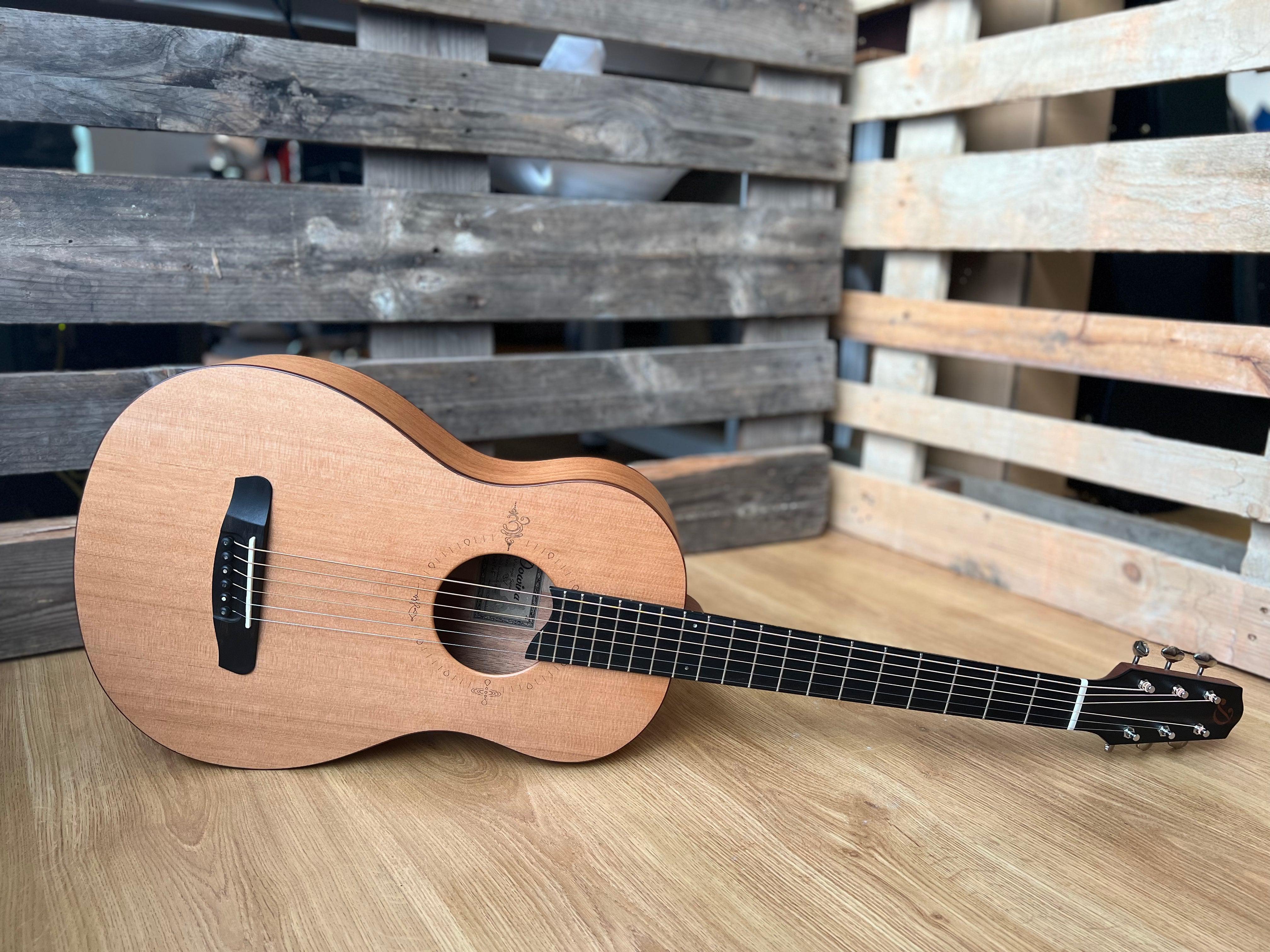 Dowina Pure BV, Guitare acoustique en vente chez Richards Guitars.