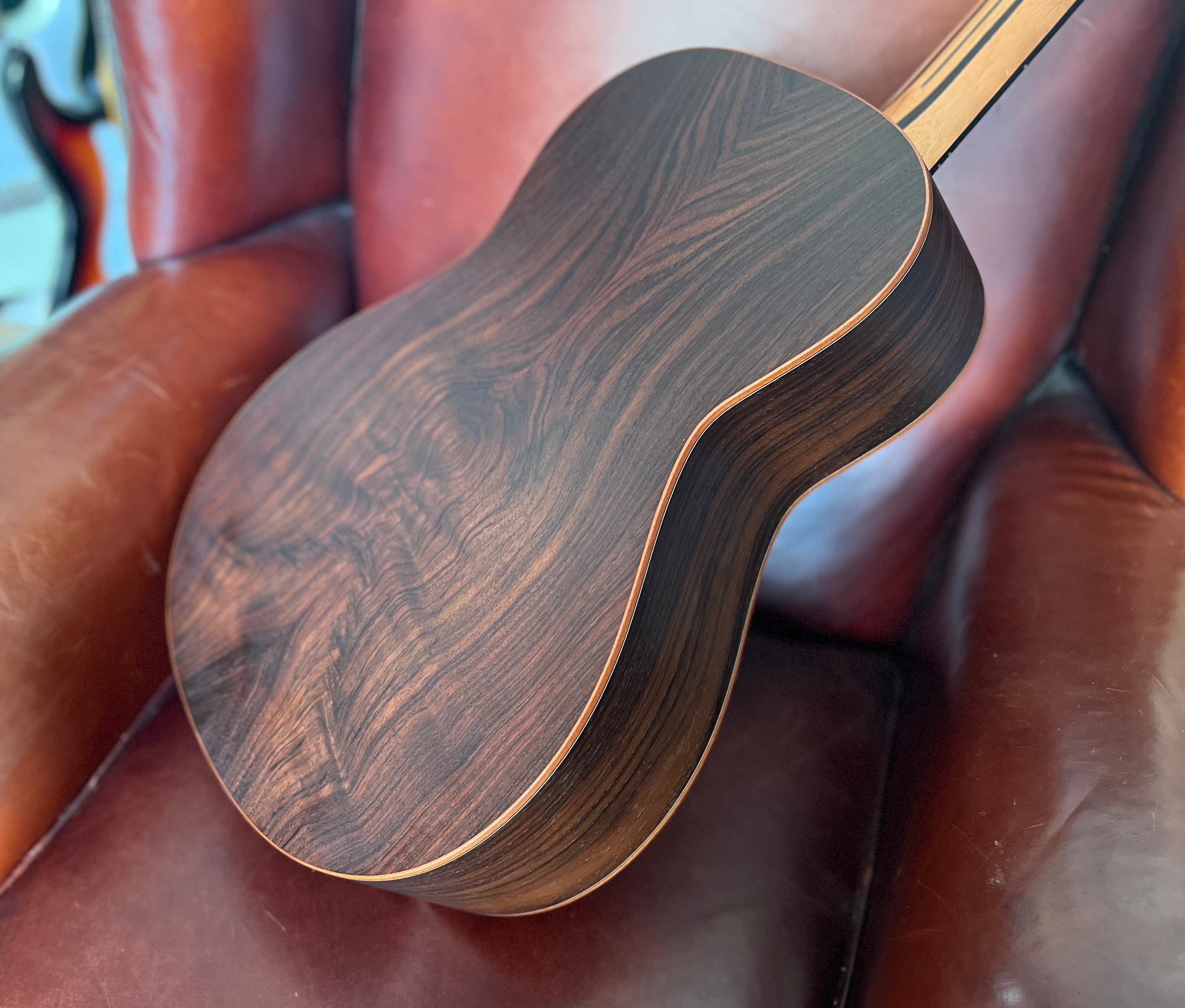 Dowina Rosewood OMG AURA Masters . OM Body Acoustic Guitar, Guitare acoustique en vente chez Richards Guitars.
