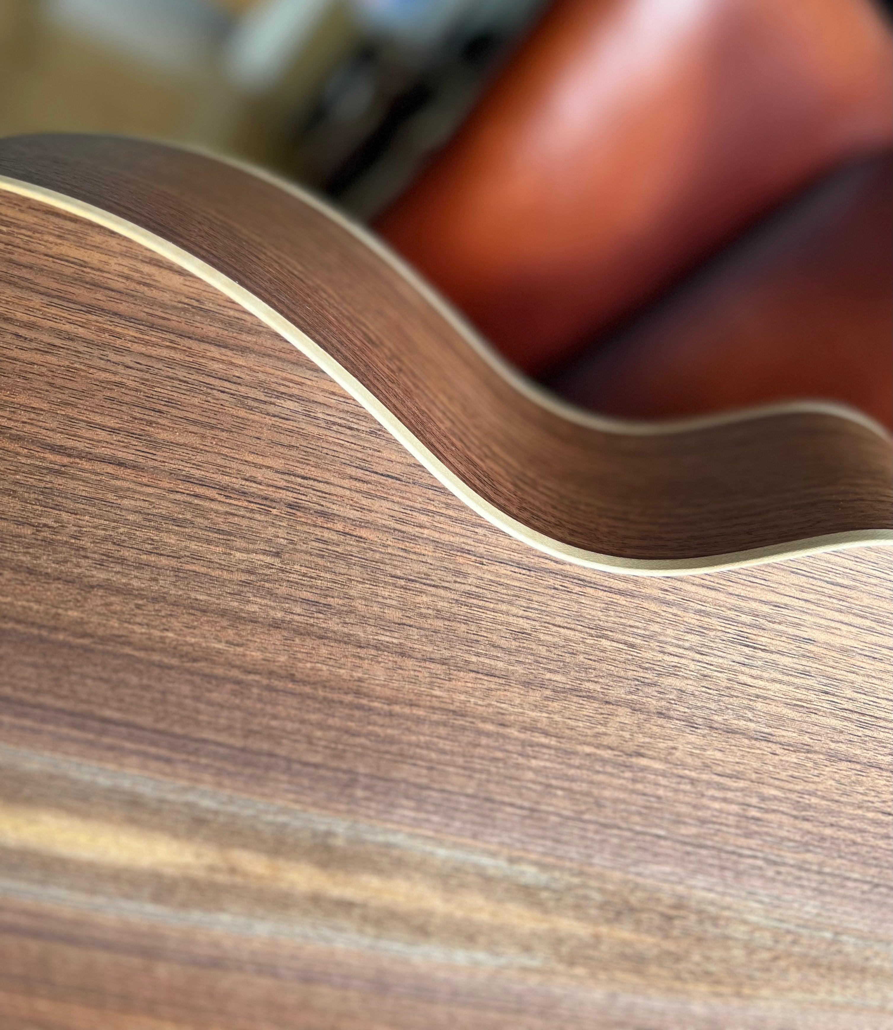 Dowina Walnut Tribute GAC, guitare acoustique en vente chez Richards Guitars.