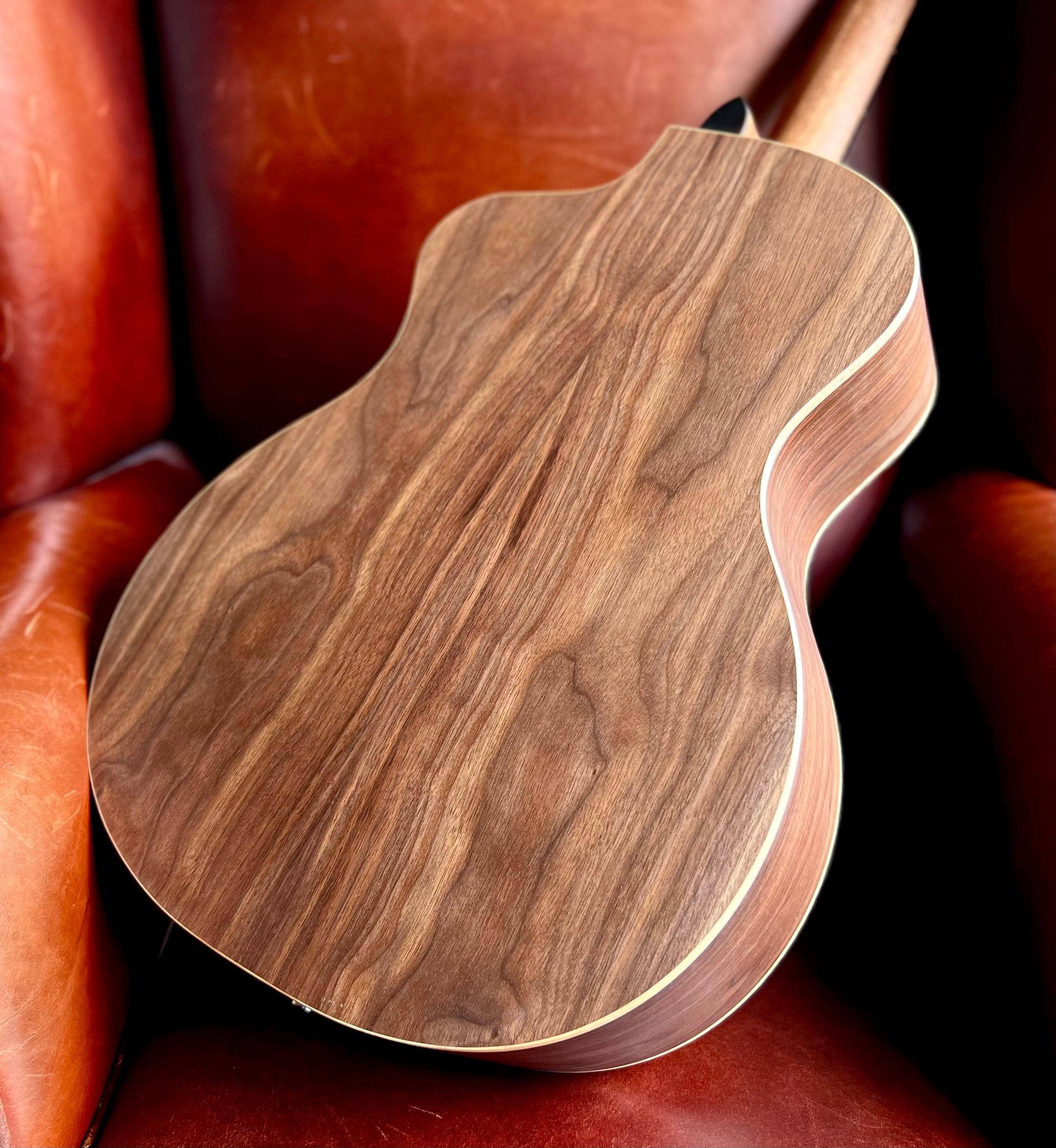 Dowina Walnut Tribute GAC, Guitare acoustique en vente chez Richards Guitars.