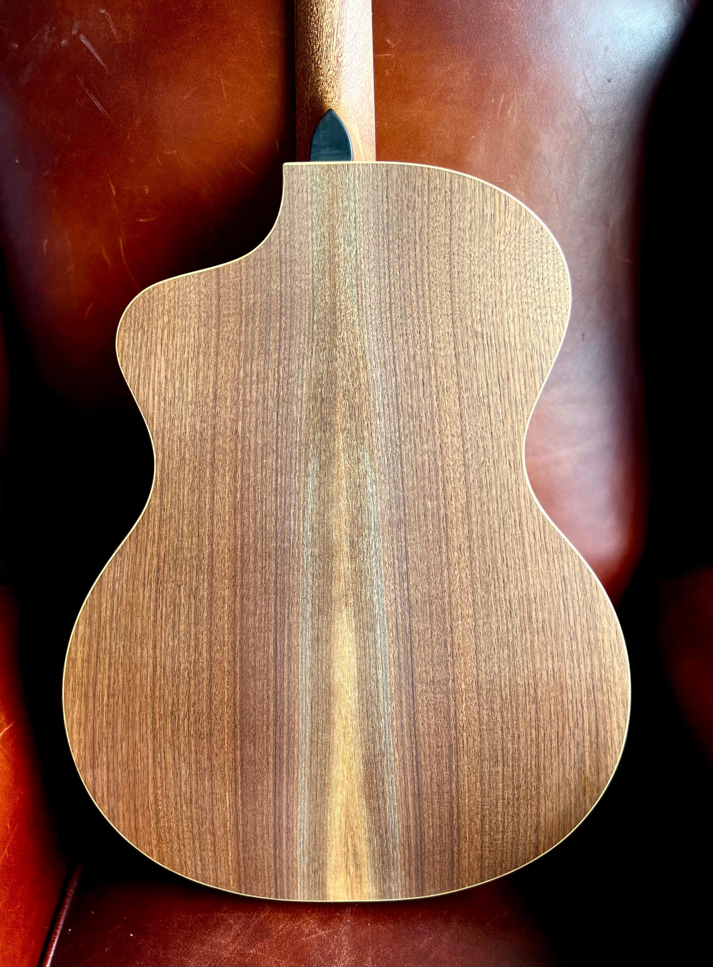 Dowina Walnut Tribute GAC, guitare acoustique en vente chez Richards Guitars.