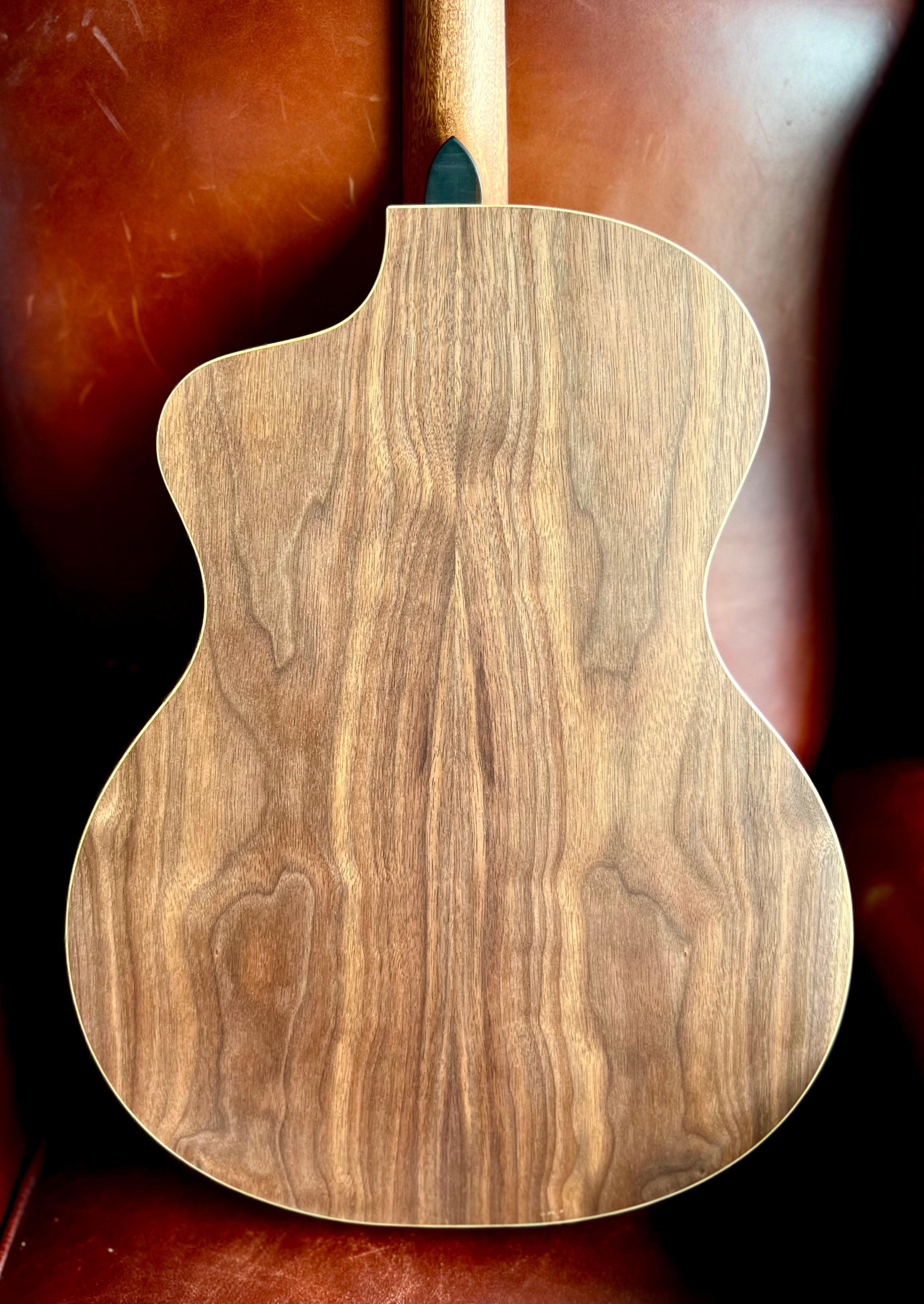 Dowina Walnut Tribute GAC, guitare acoustique en vente chez Richards Guitars.