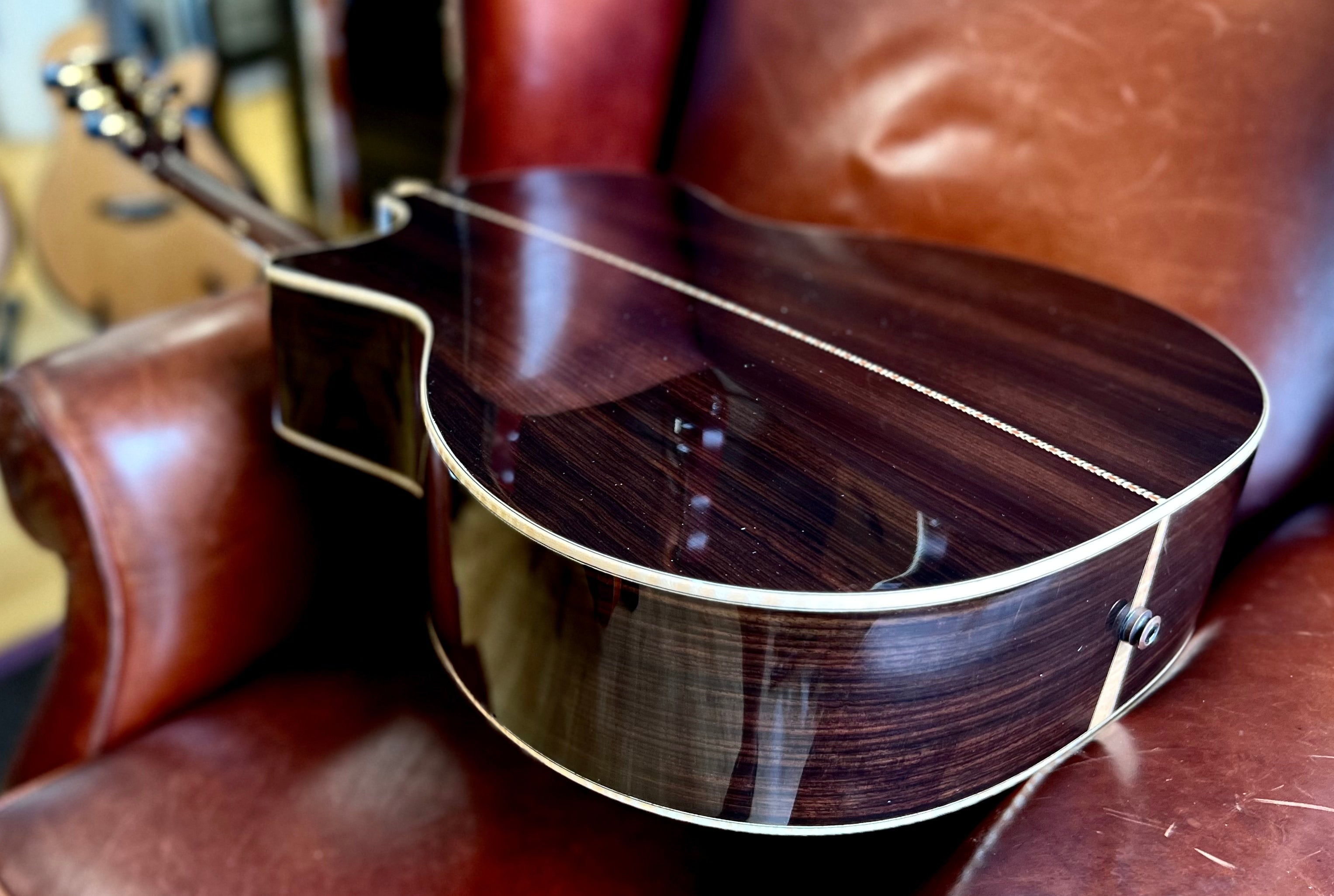 Eastman AC822CE Modèle 2024 (Prix incluant le Custom Pro Setup Package), Guitare Électro-Acoustique en vente chez Richards Guitars.