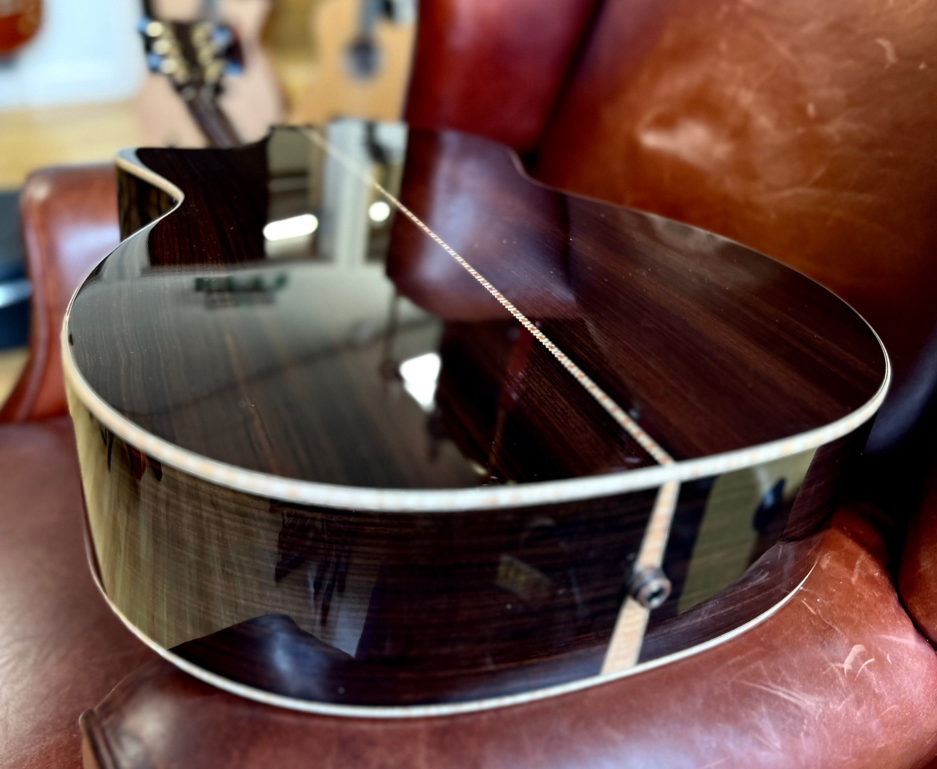 Eastman AC822CE Modèle 2024 (Prix incluant le Custom Pro Setup Package), Guitare Électro-Acoustique en vente chez Richards Guitars.