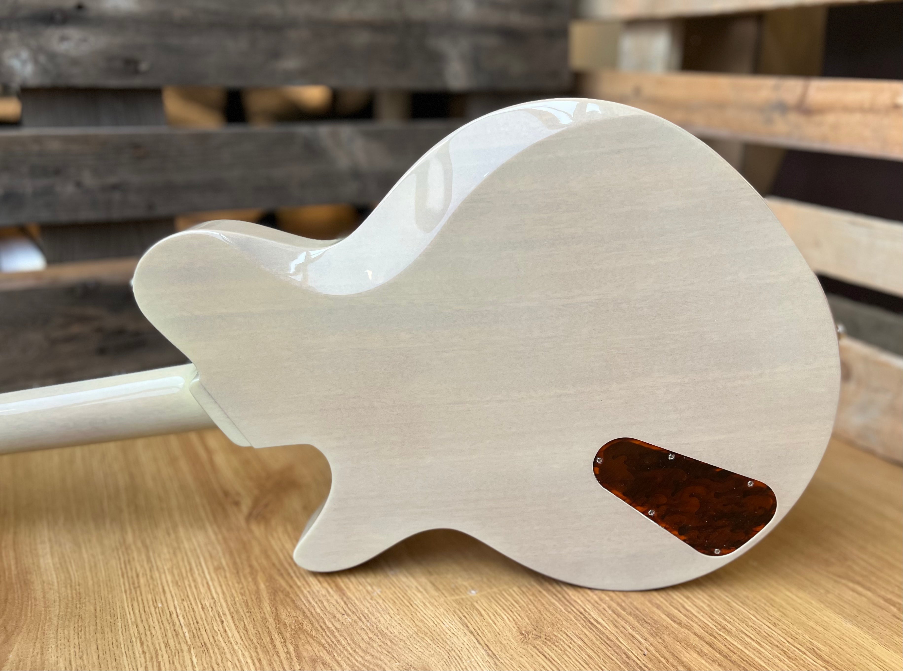 Eastman Juliet-PB Pomona Blonde (Price inc. Custom Pro Setup Package), Guitare électrique en vente chez Richards Guitars.