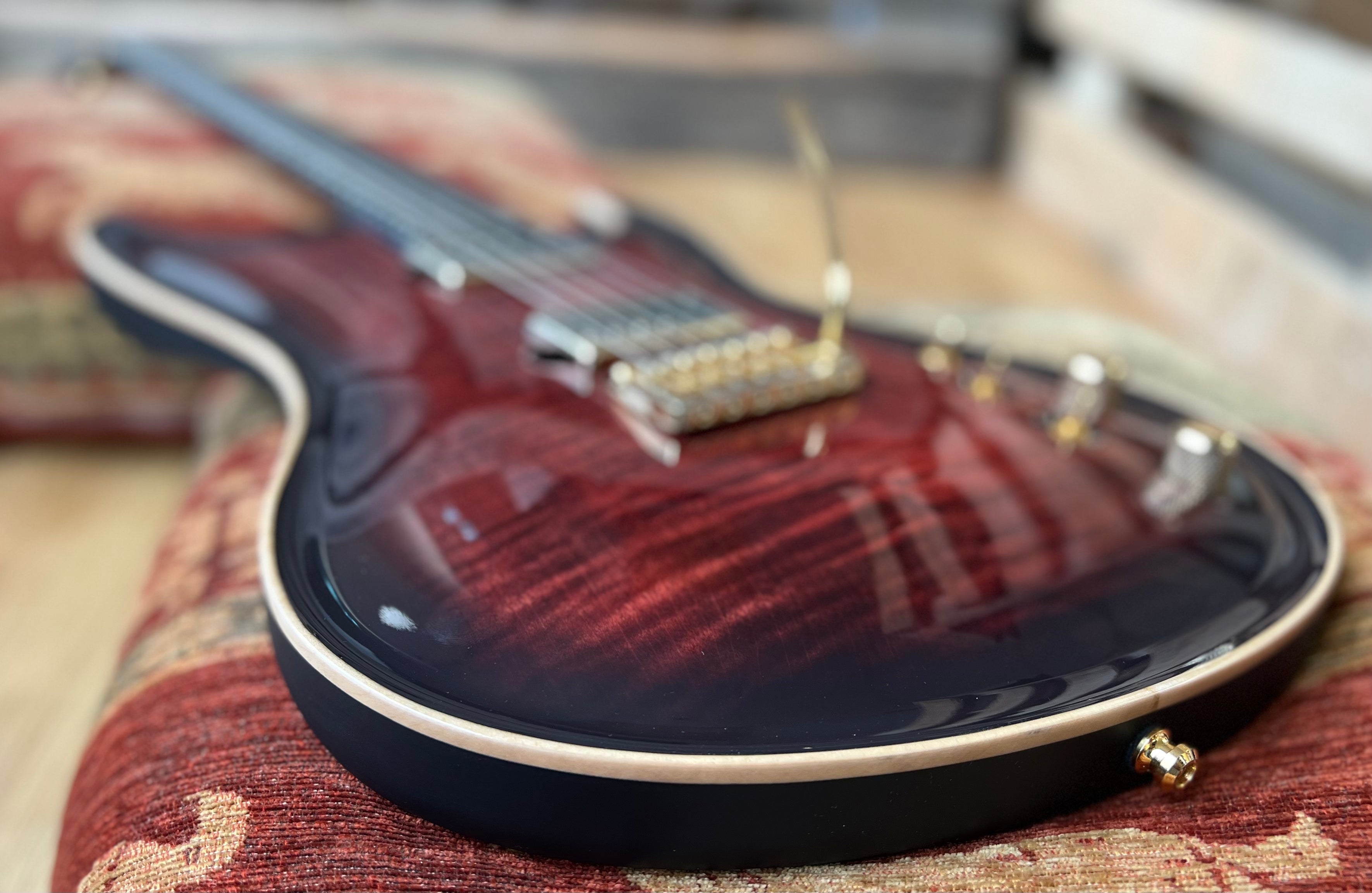 Valenti Nebula Carved, guitare électrique en vente chez Richards Guitars.