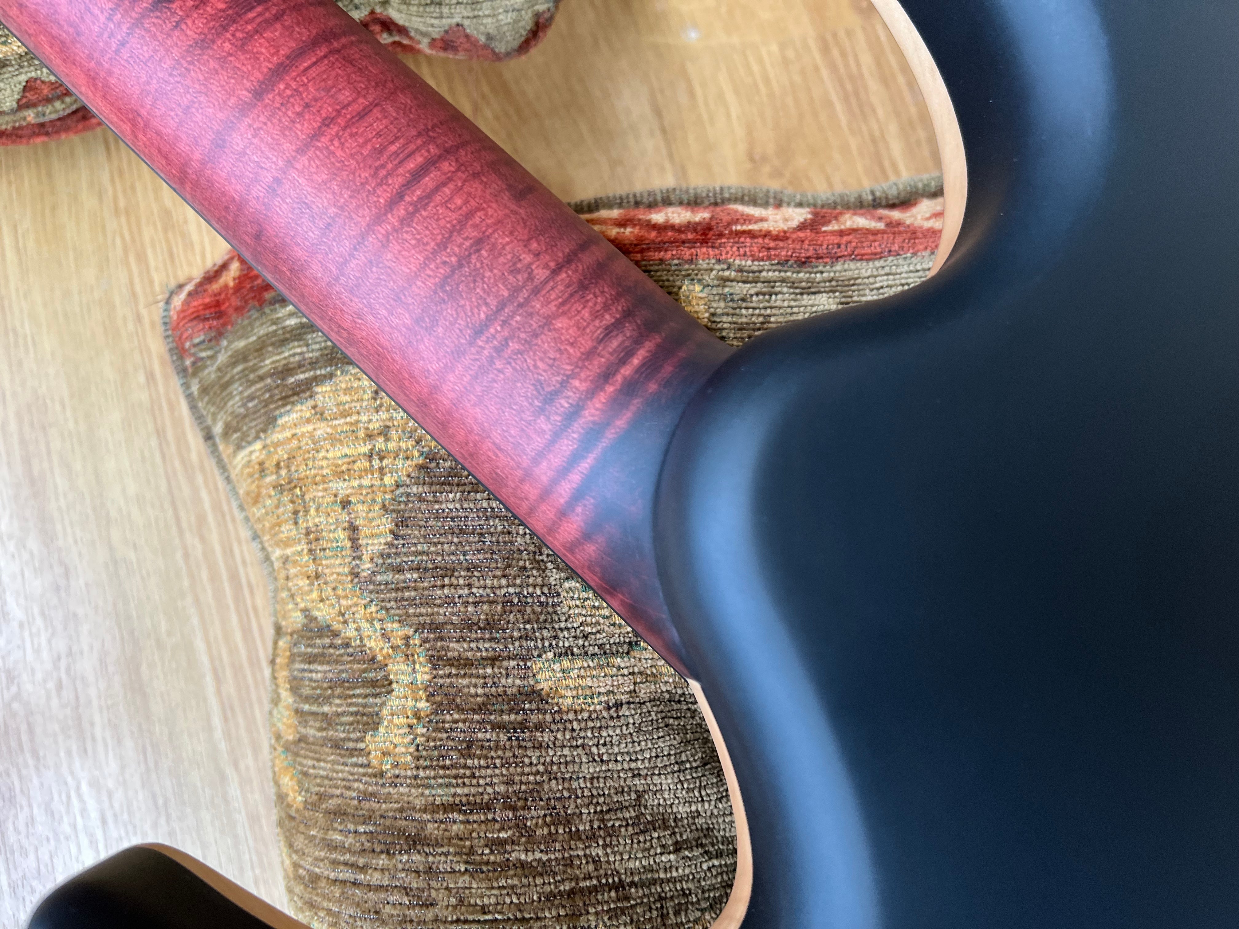 Valenti Nebula Carved, guitare électrique en vente chez Richards Guitars.