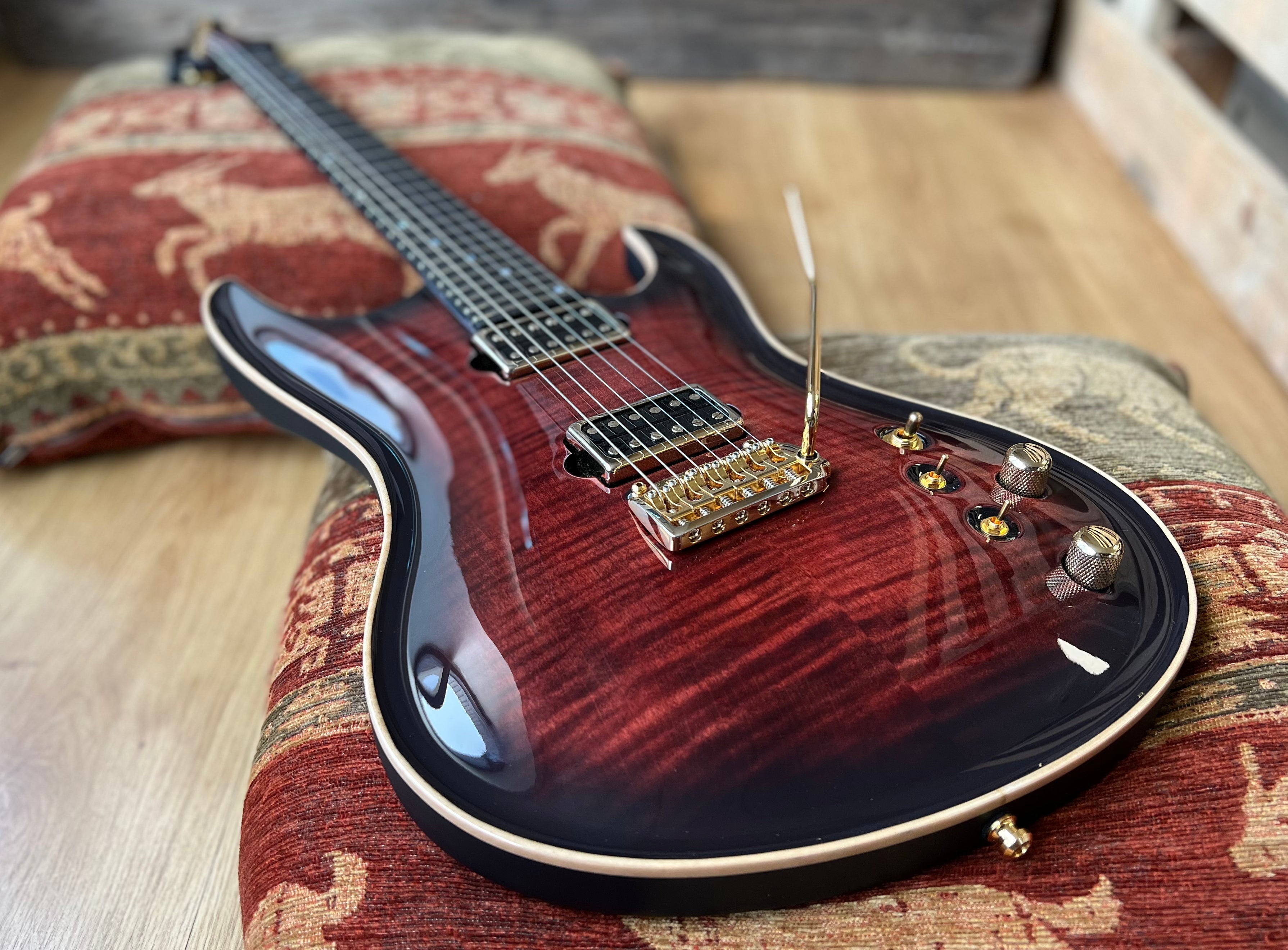 Valenti Nebula Carved, guitare électrique en vente chez Richards Guitars.