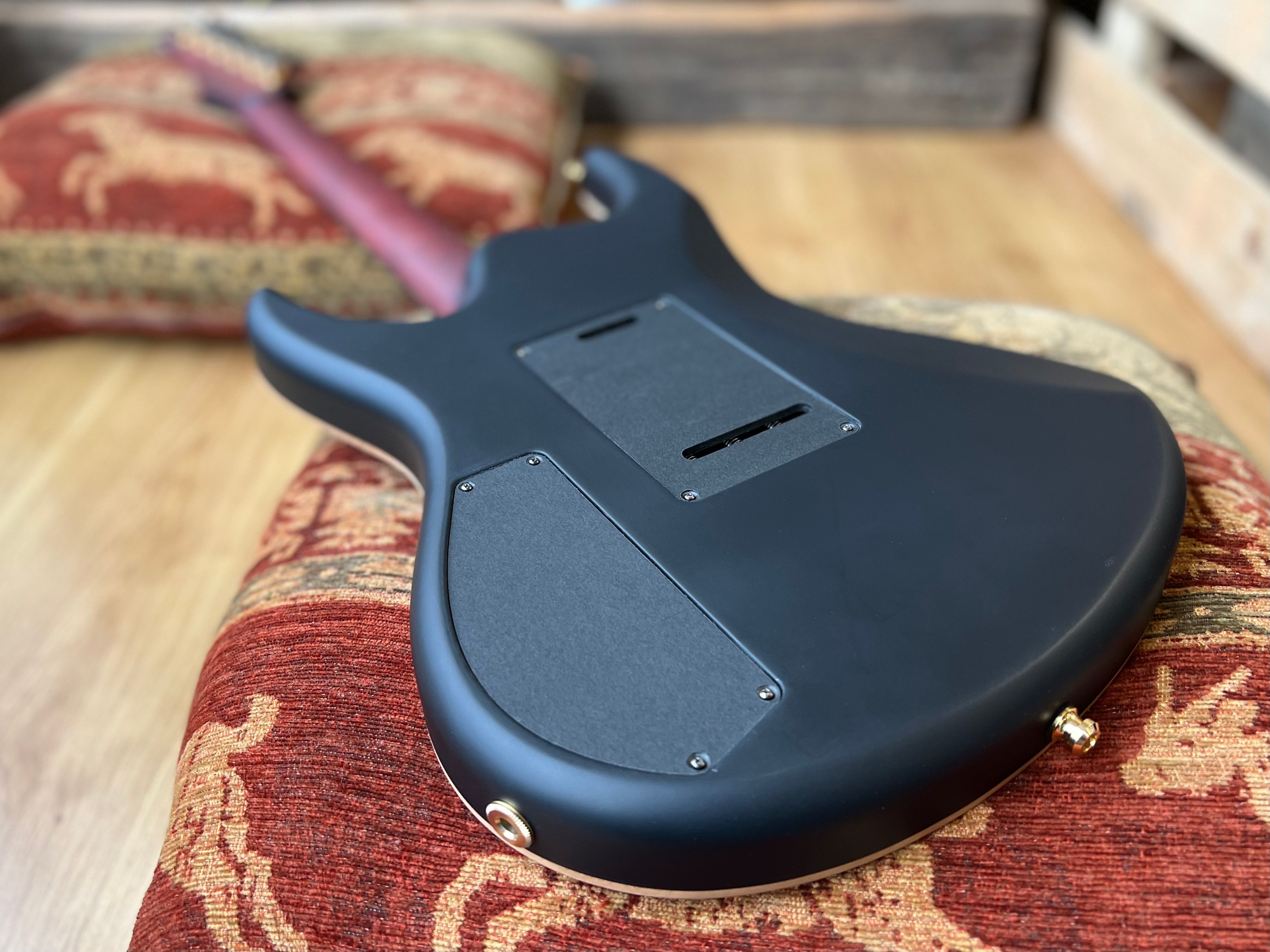 Valenti Nebula Carved, guitare électrique en vente chez Richards Guitars.