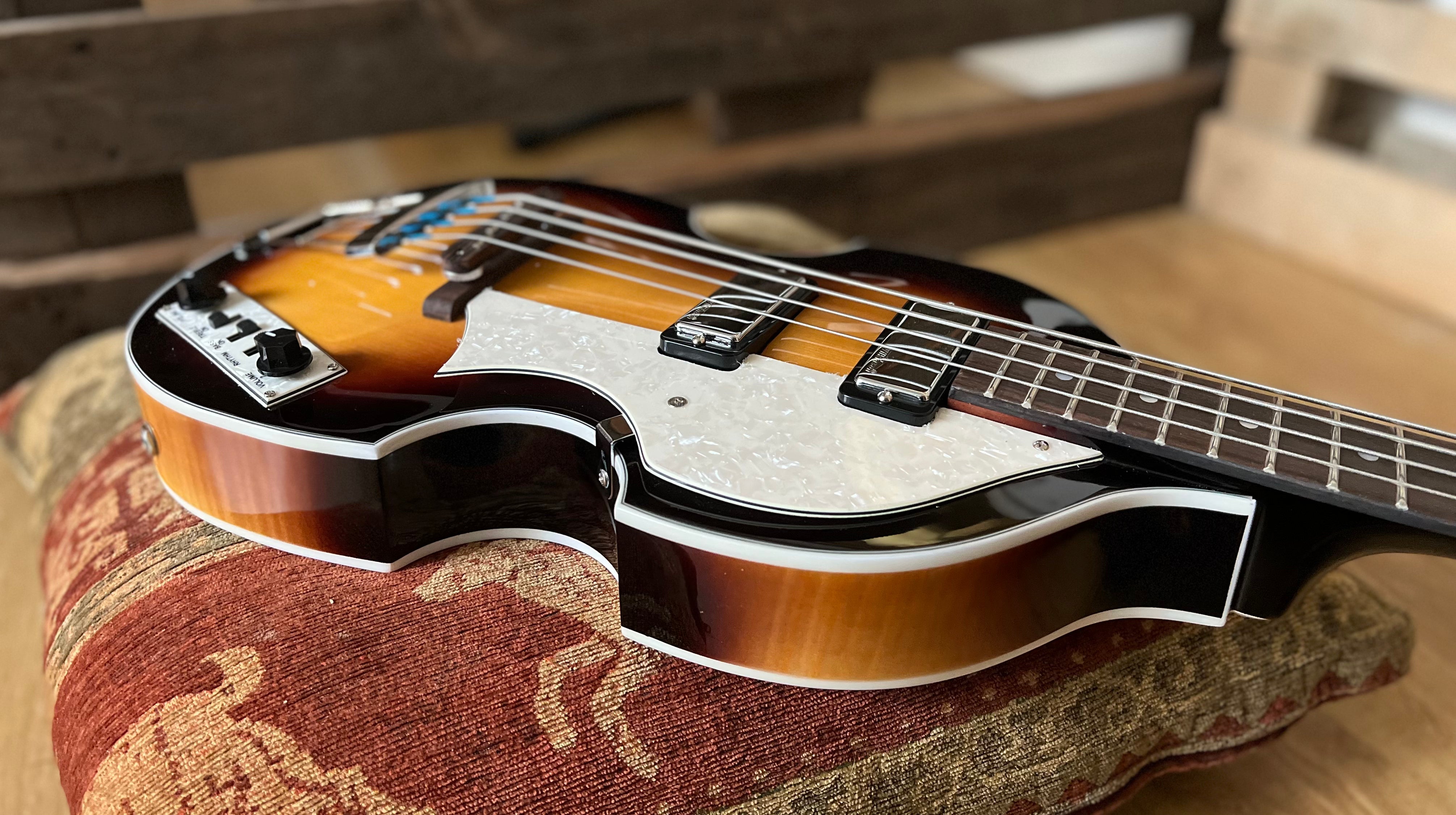 Guitare basse Vintage* VVB4SB, guitare basse à vendre chez Richards Guitars.