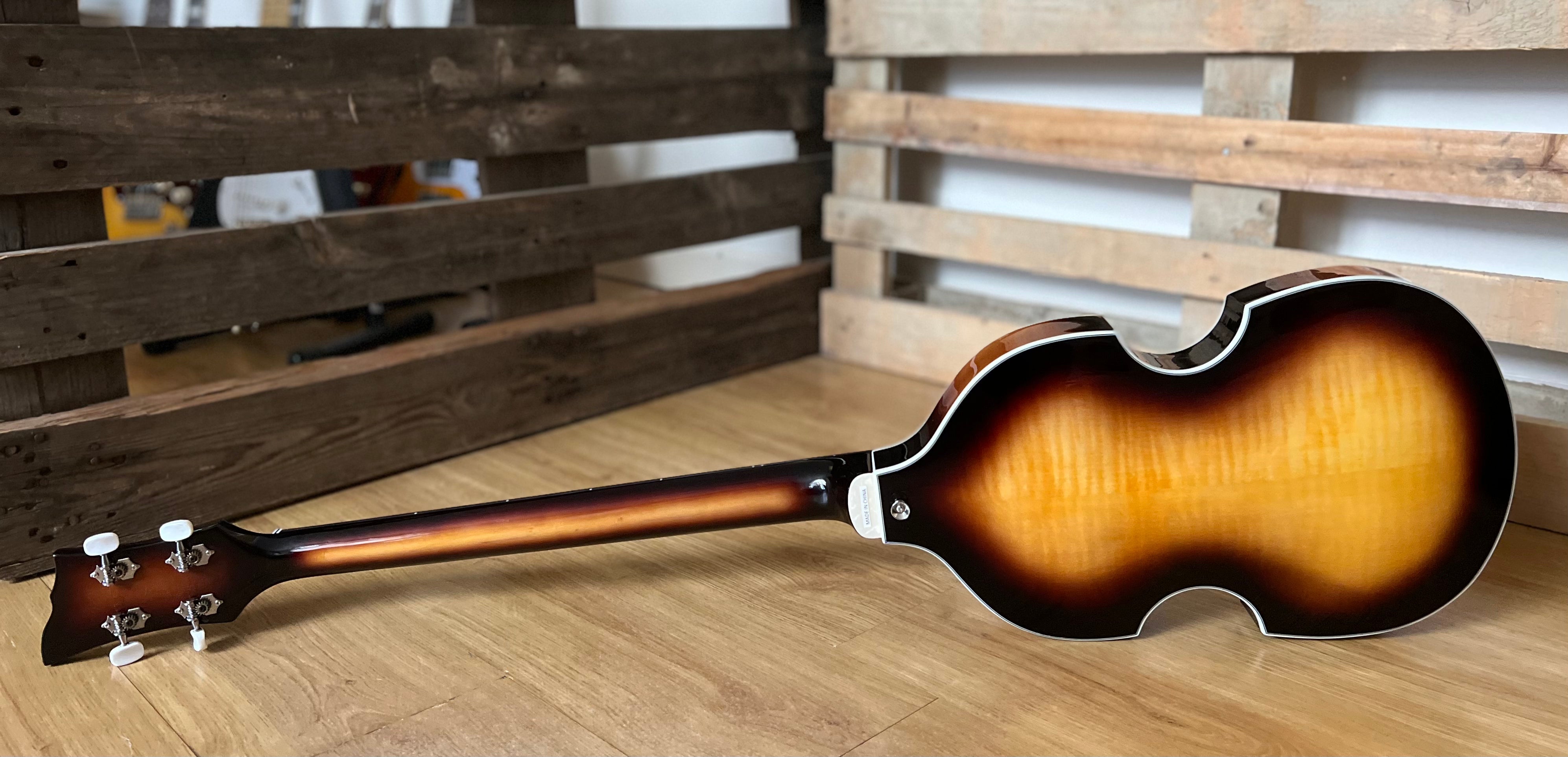 Guitare basse Vintage* VVB4SB, guitare basse à vendre chez Richards Guitars.