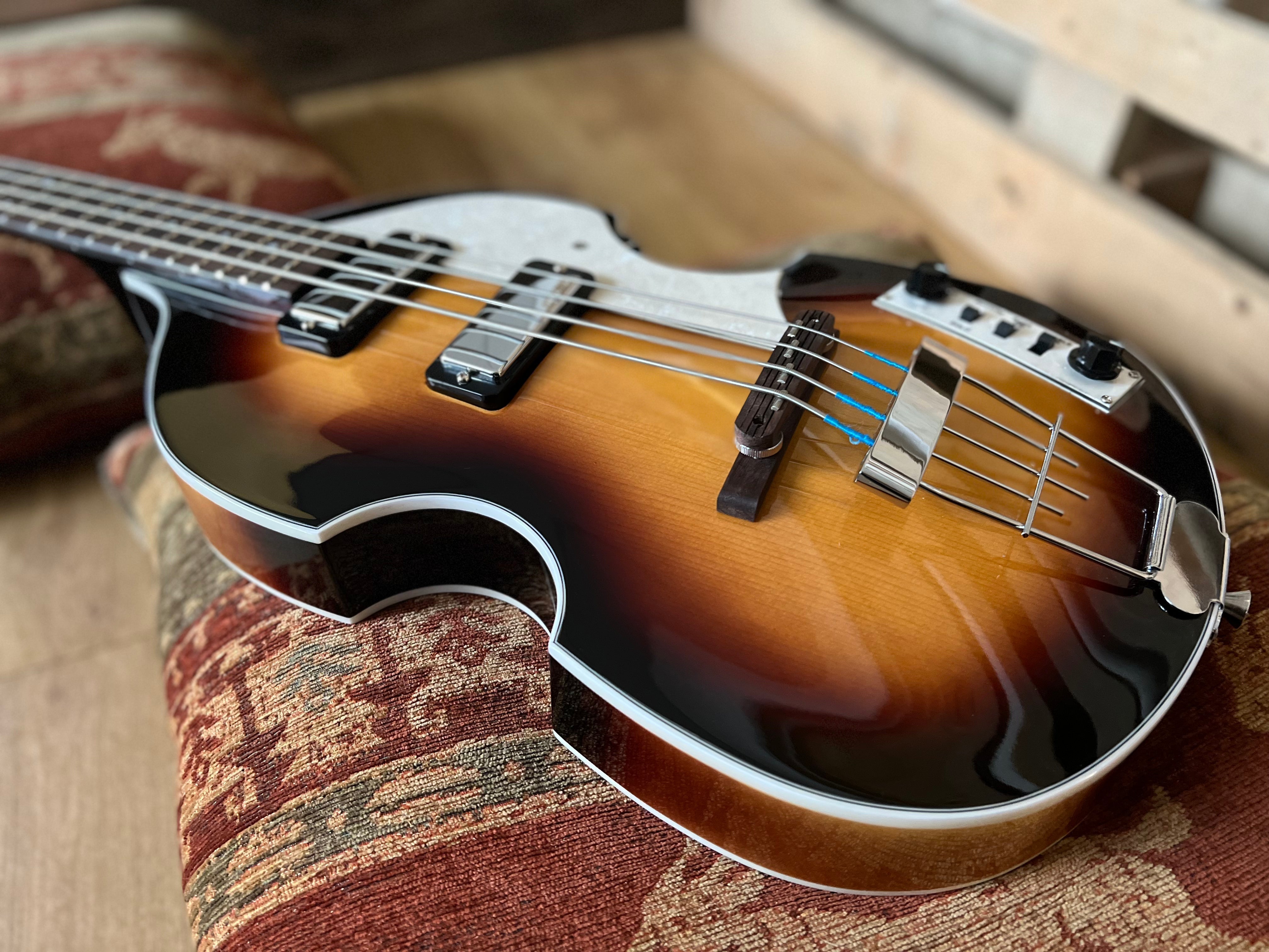 Guitare basse Vintage* VVB4SB, guitare basse à vendre chez Richards Guitars.