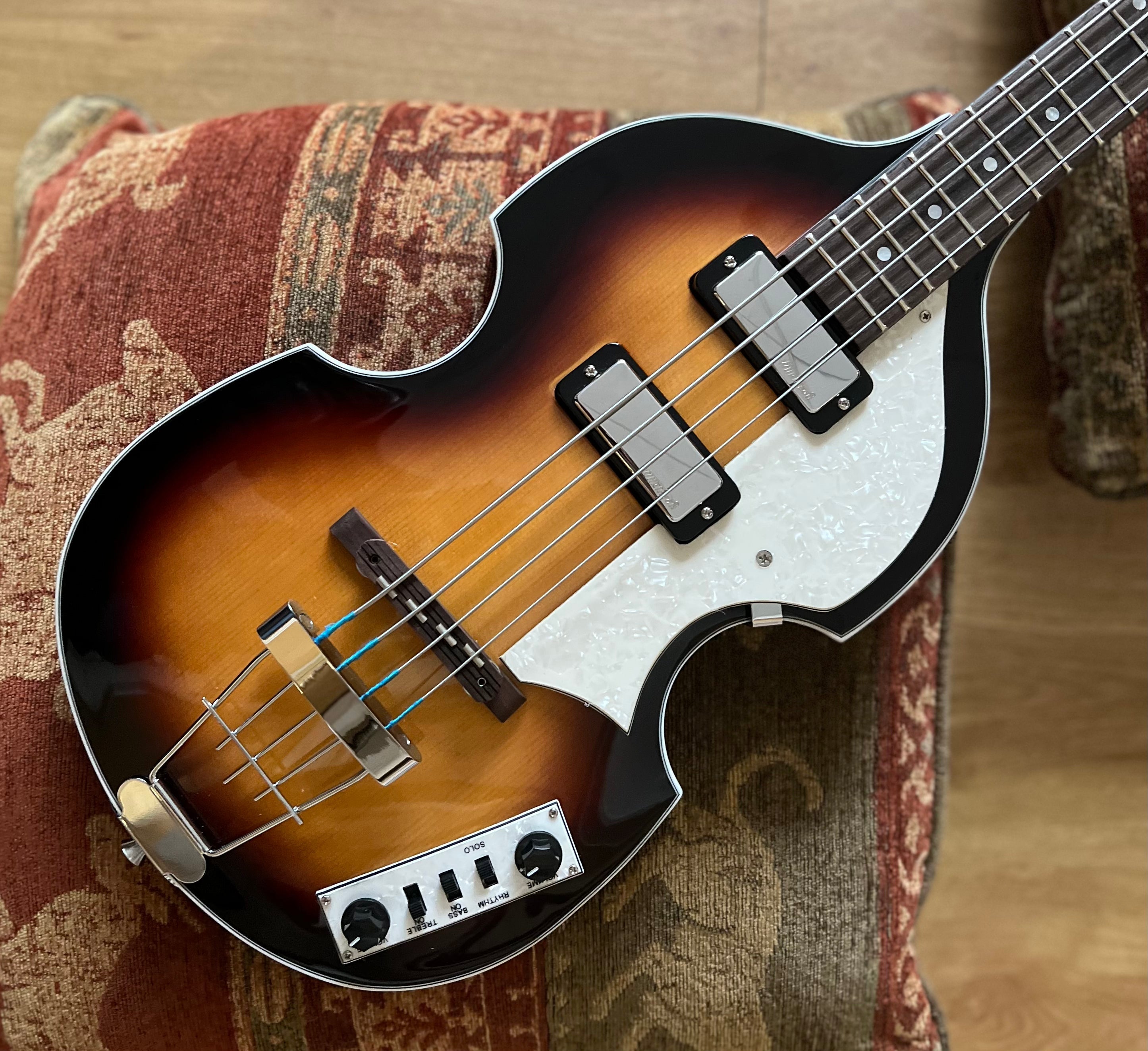 Guitare basse Vintage* VVB4SB, guitare basse à vendre chez Richards Guitars.