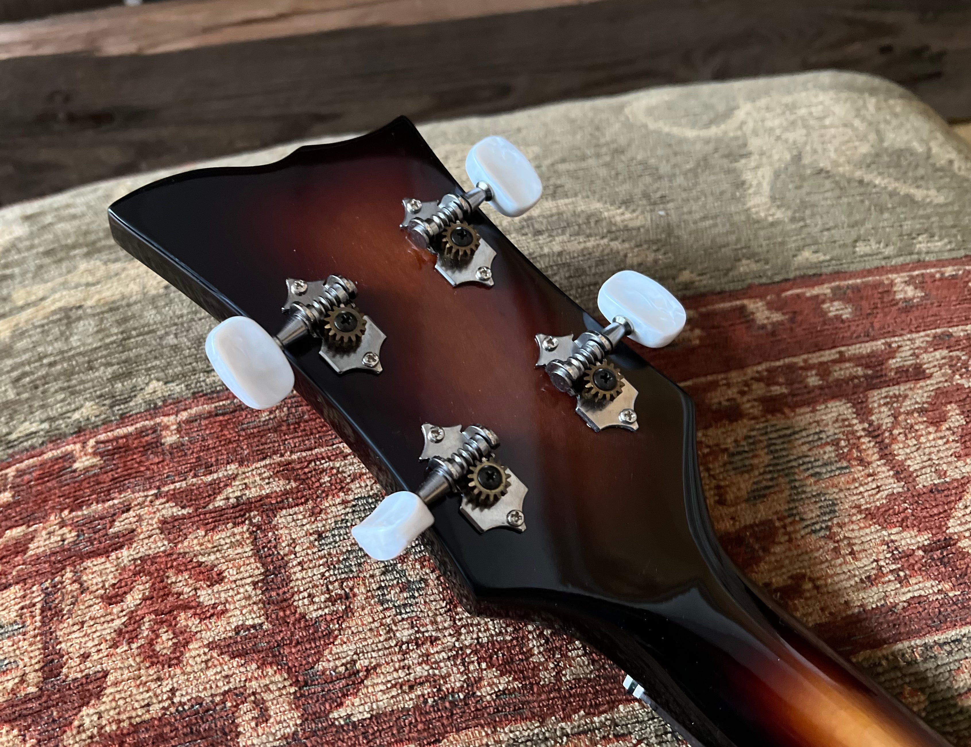 Guitare basse Vintage* VVB4SB, guitare basse à vendre chez Richards Guitars.