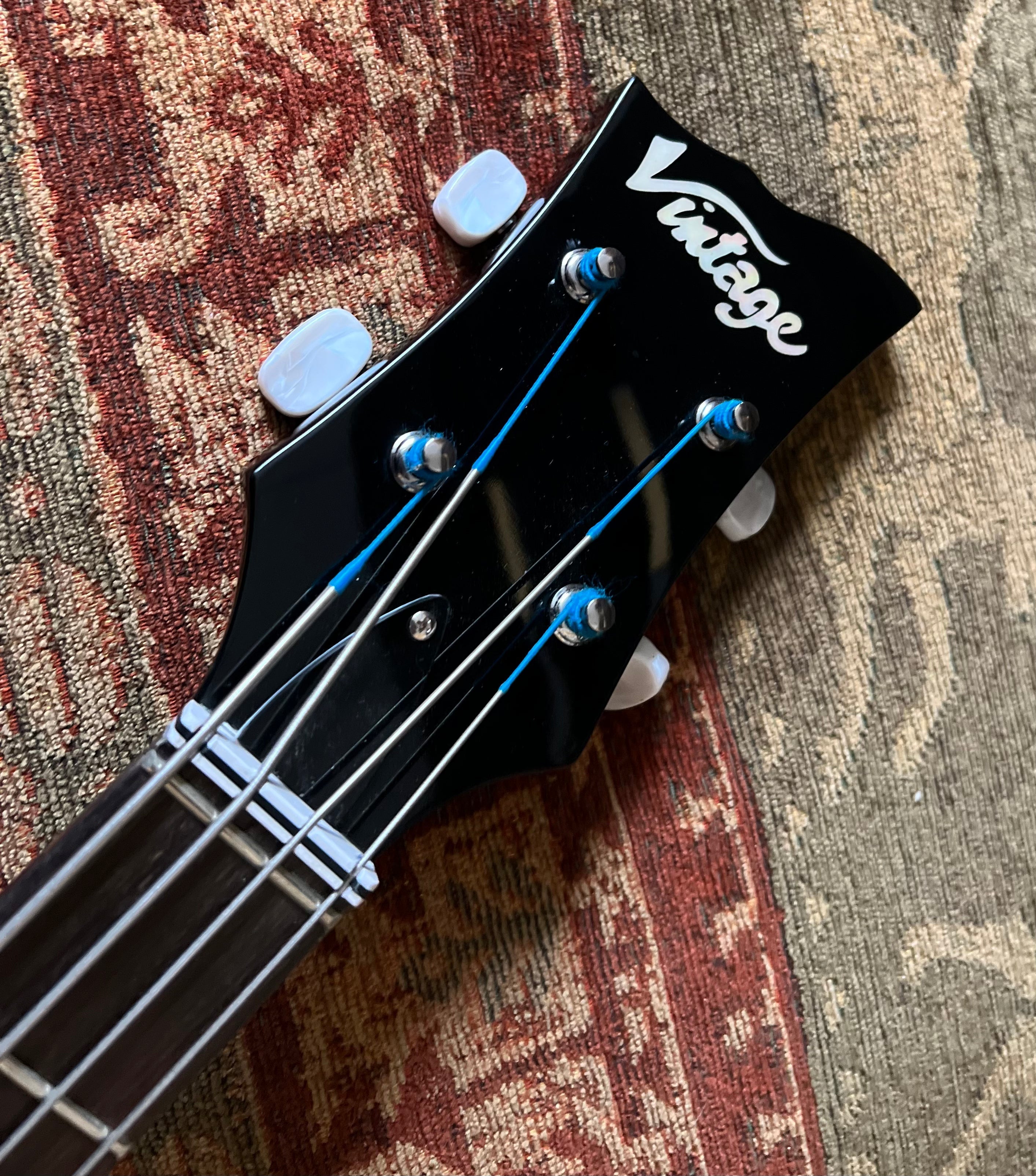 Guitare basse Vintage* VVB4SB, guitare basse à vendre chez Richards Guitars.