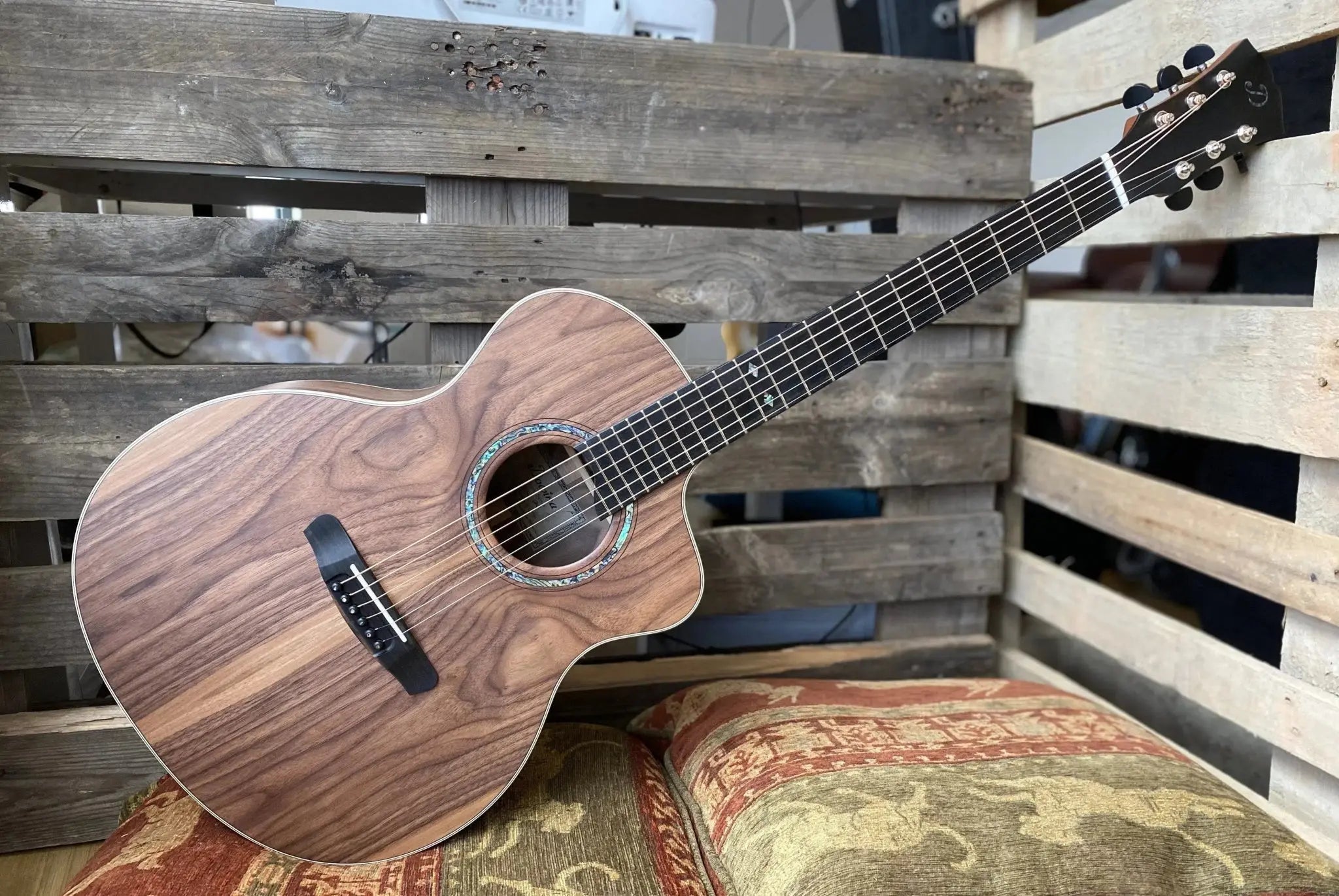 Dowina Walnut Tribute GAC - Richards Guitars Of Stratford Upon Avon