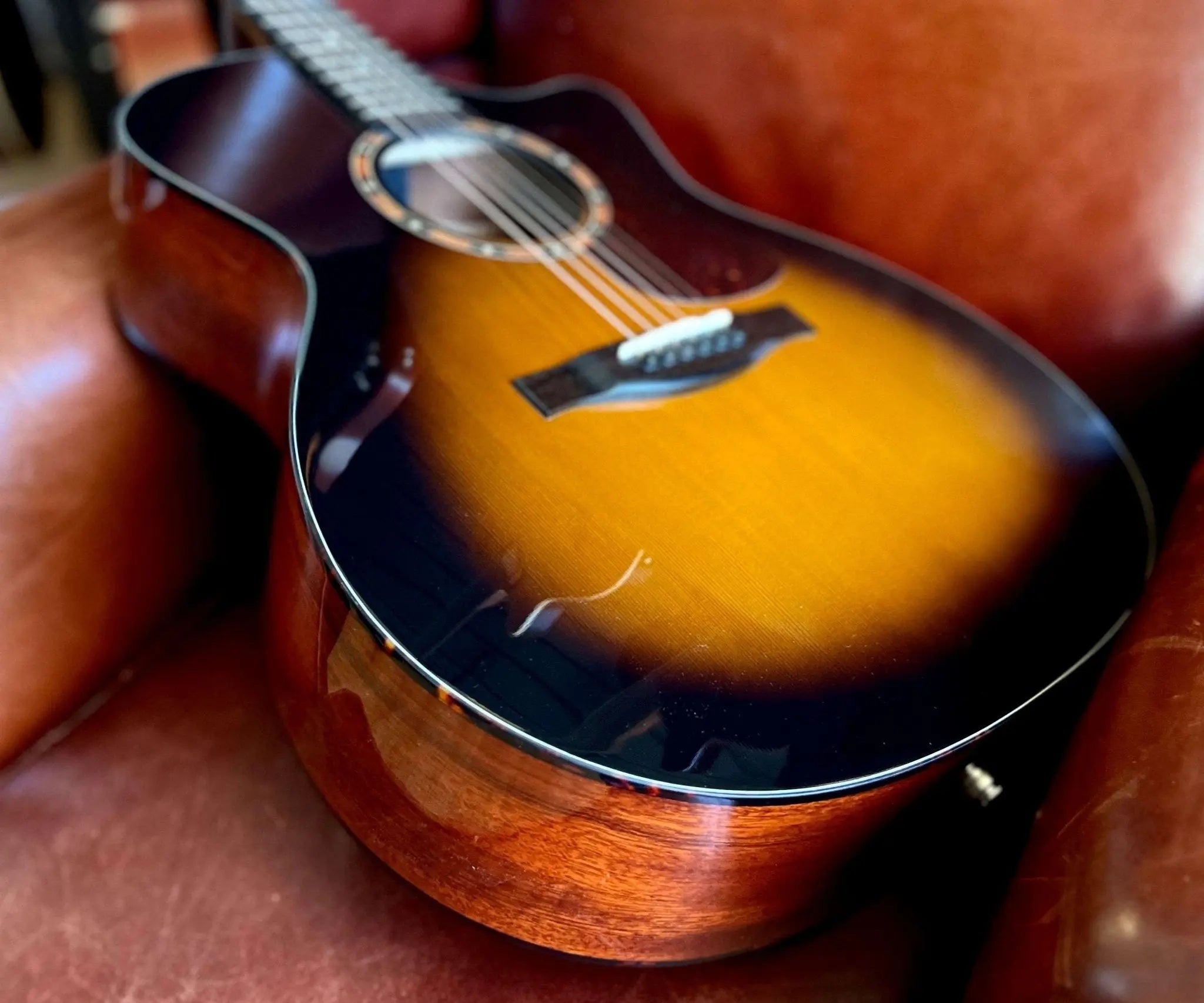 Eastman AC122 - 2CE - DLX - SB (Price inc. Custom Pro Setup Package) - Richards Guitars Of Stratford Upon Avon