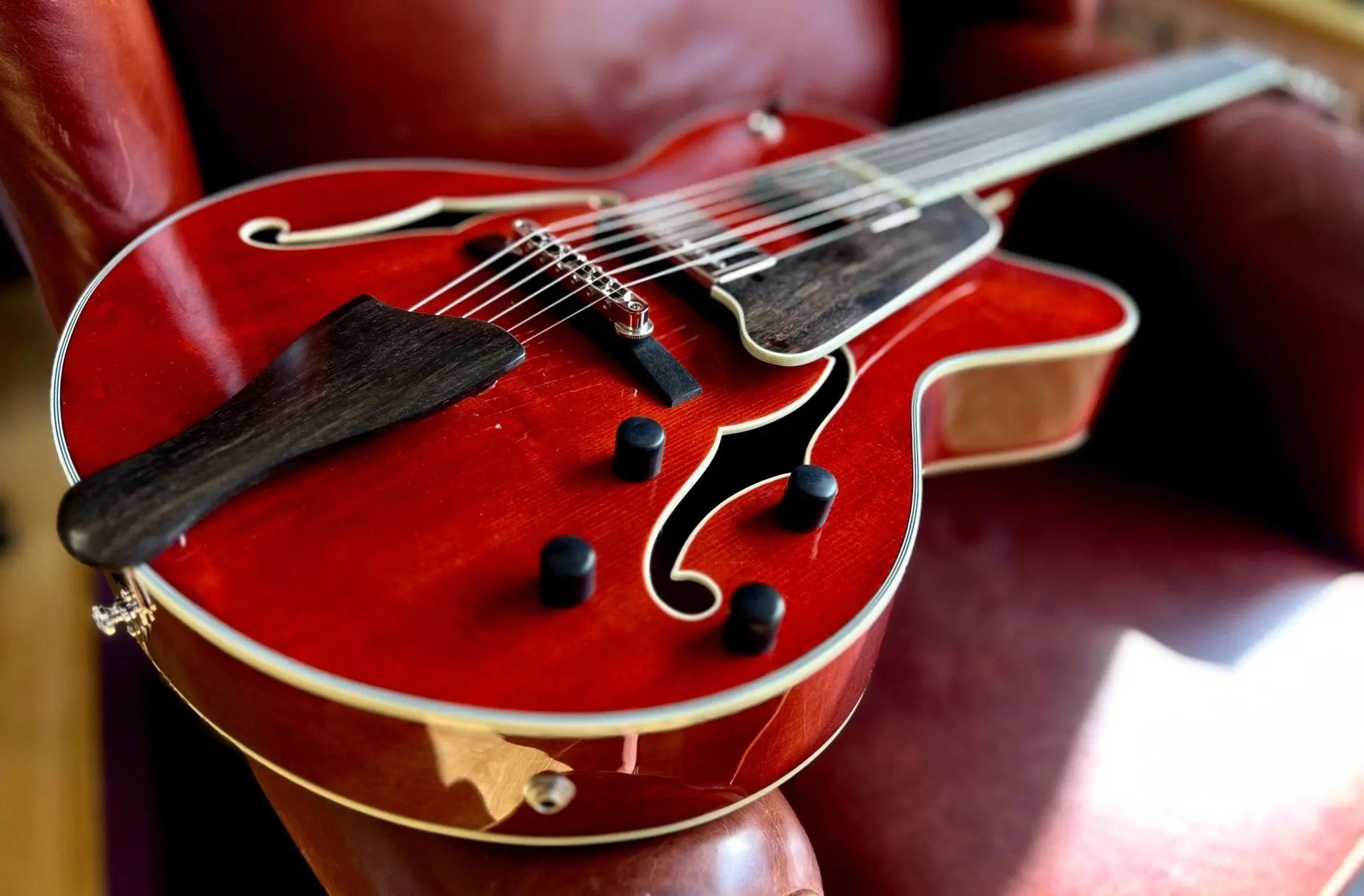 Eastman AR603CED - 15 Solid Carved Spruce Top w' Solid Carved Mahogany Back & Sides (Price inc. Custom Pro Setup Package) - Richards Guitars Of Stratford Upon Avon