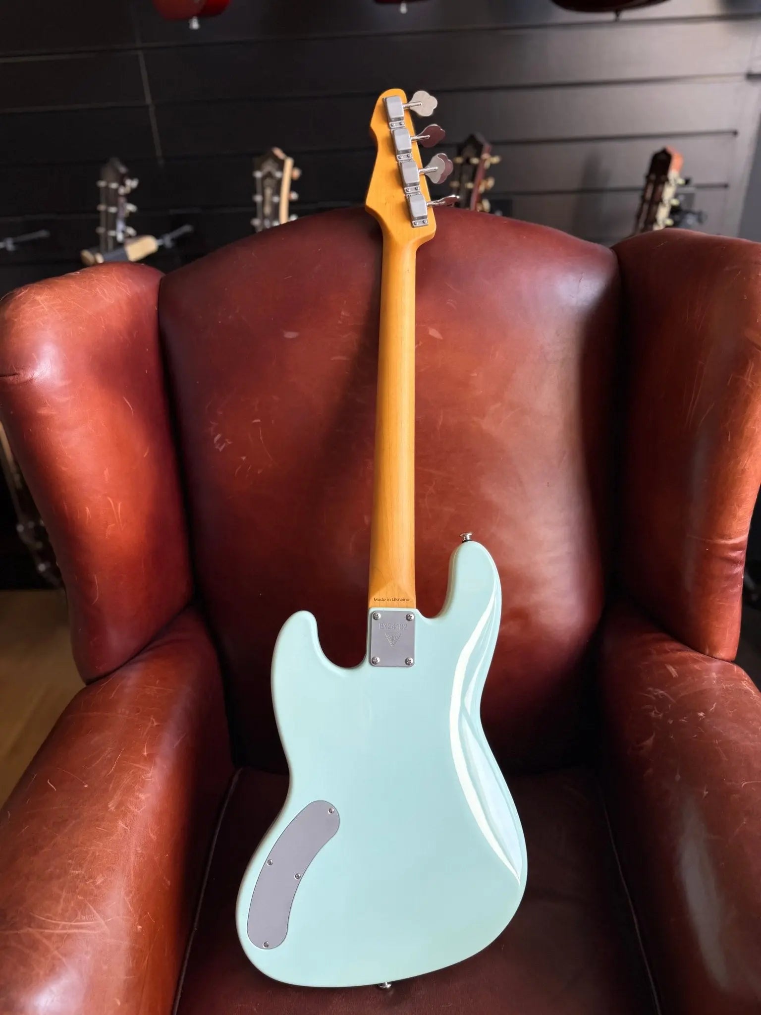 Valiant Mini Bass - Richards Guitars Of Stratford Upon Avon