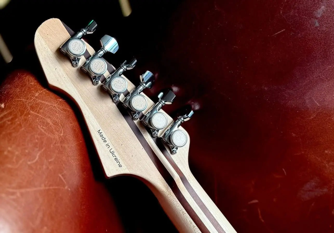 Valiant Soothsayer Malachite Alchemist Custom With Stainless Steel Frets Upgrade - Richards Guitars Of Stratford Upon Avon