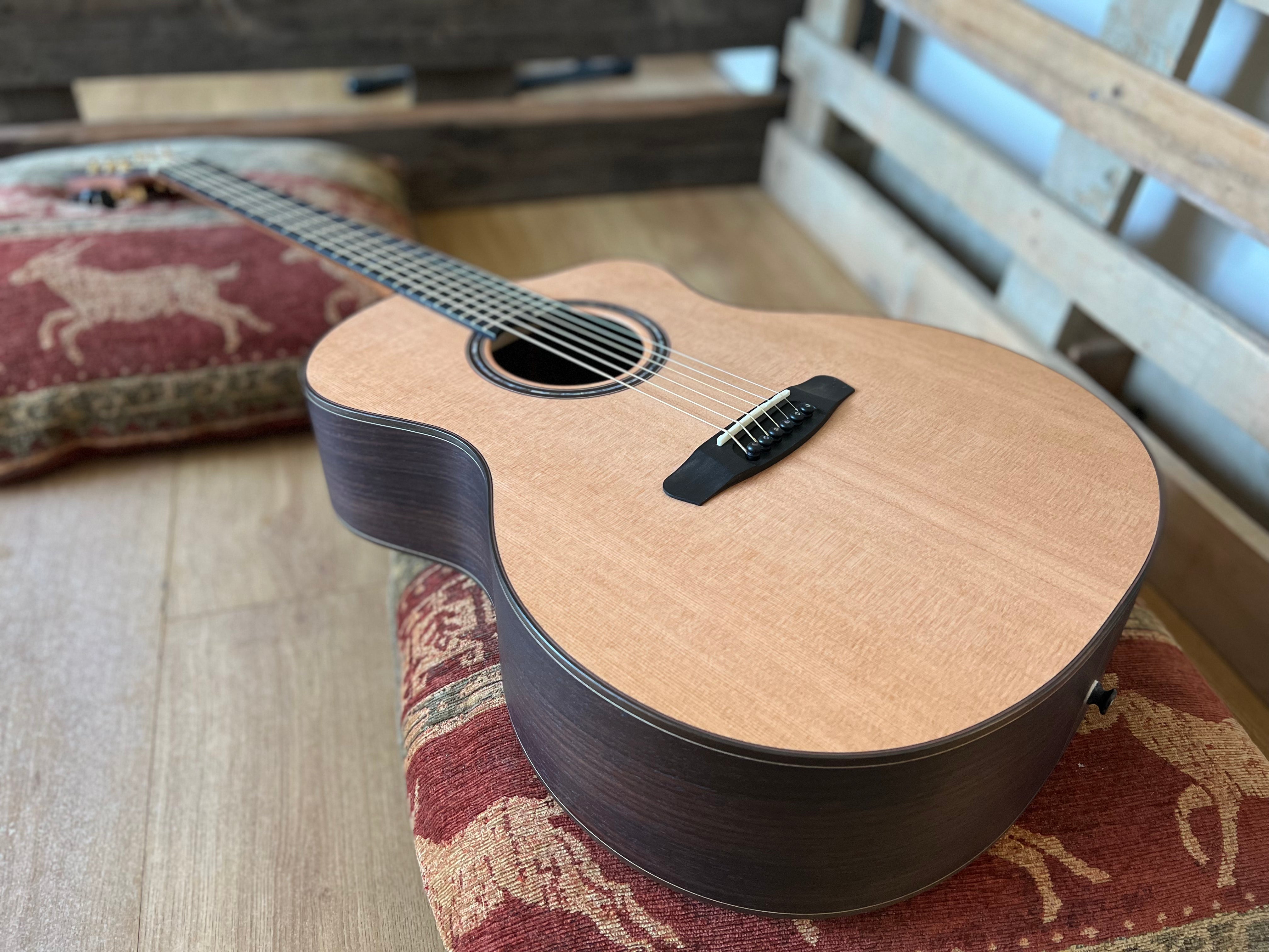 Chitarra acustica Dowina Rosewood GAC in vendita presso Richards Guitars.