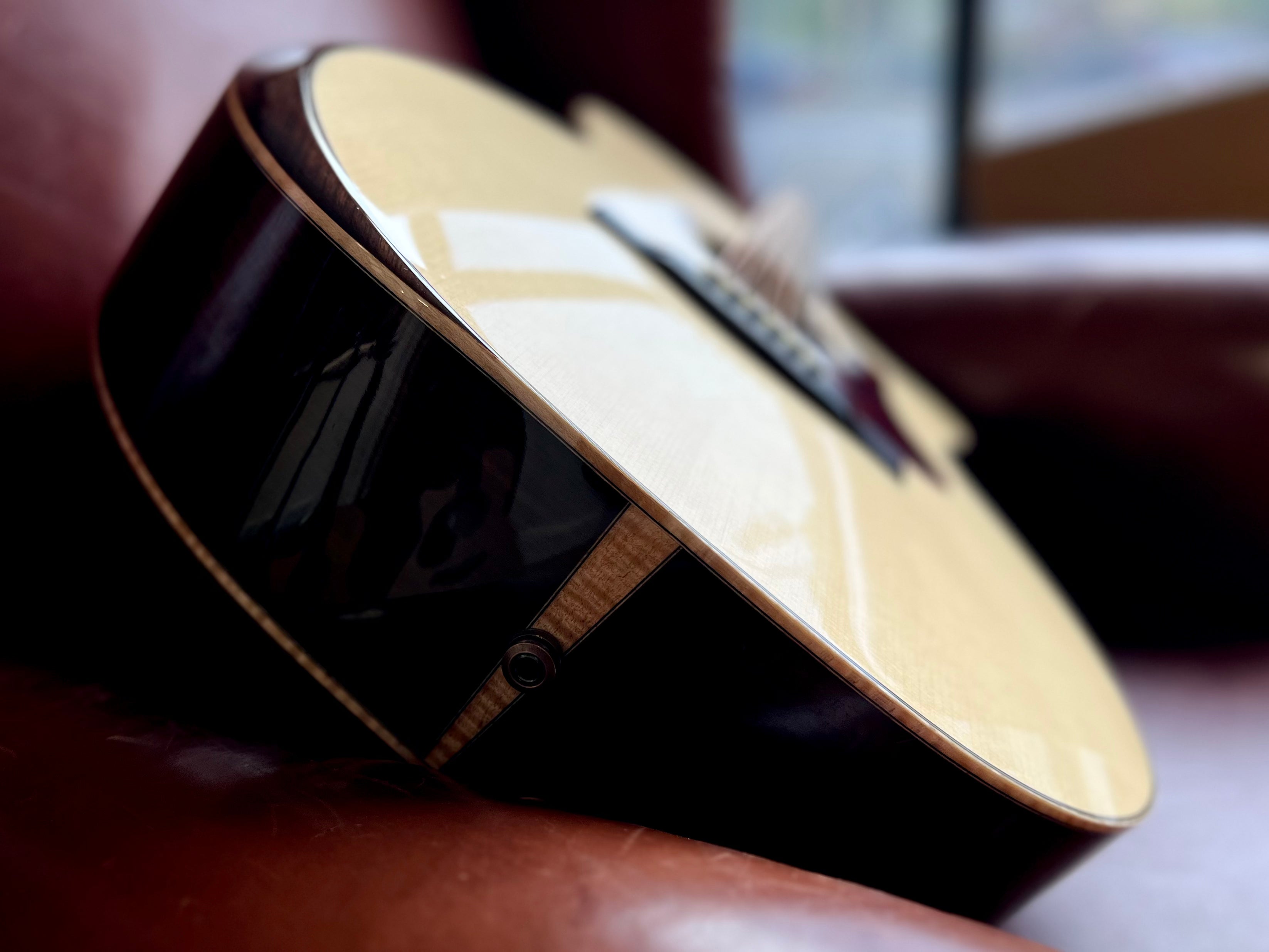 Eastman AC822CE modello 2024 (prezzo comprensivo di pacchetto Custom Pro Setup), chitarra elettroacustica in vendita presso Richards Guitars.