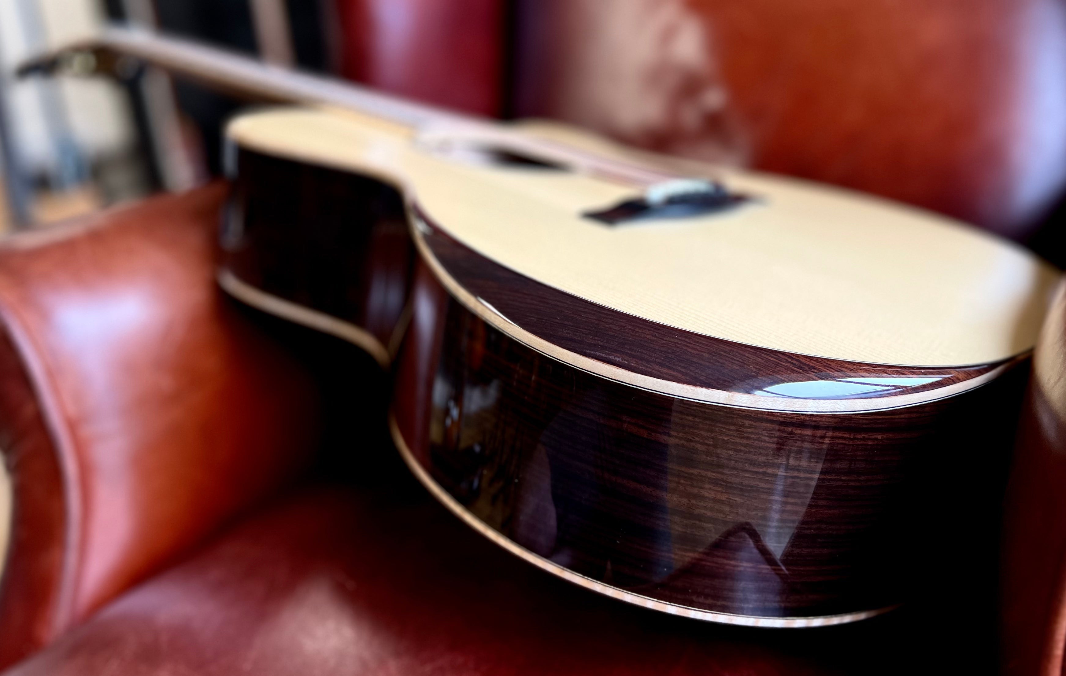 Eastman AC822CE modello 2024 (prezzo comprensivo di pacchetto Custom Pro Setup), chitarra elettroacustica in vendita presso Richards Guitars.