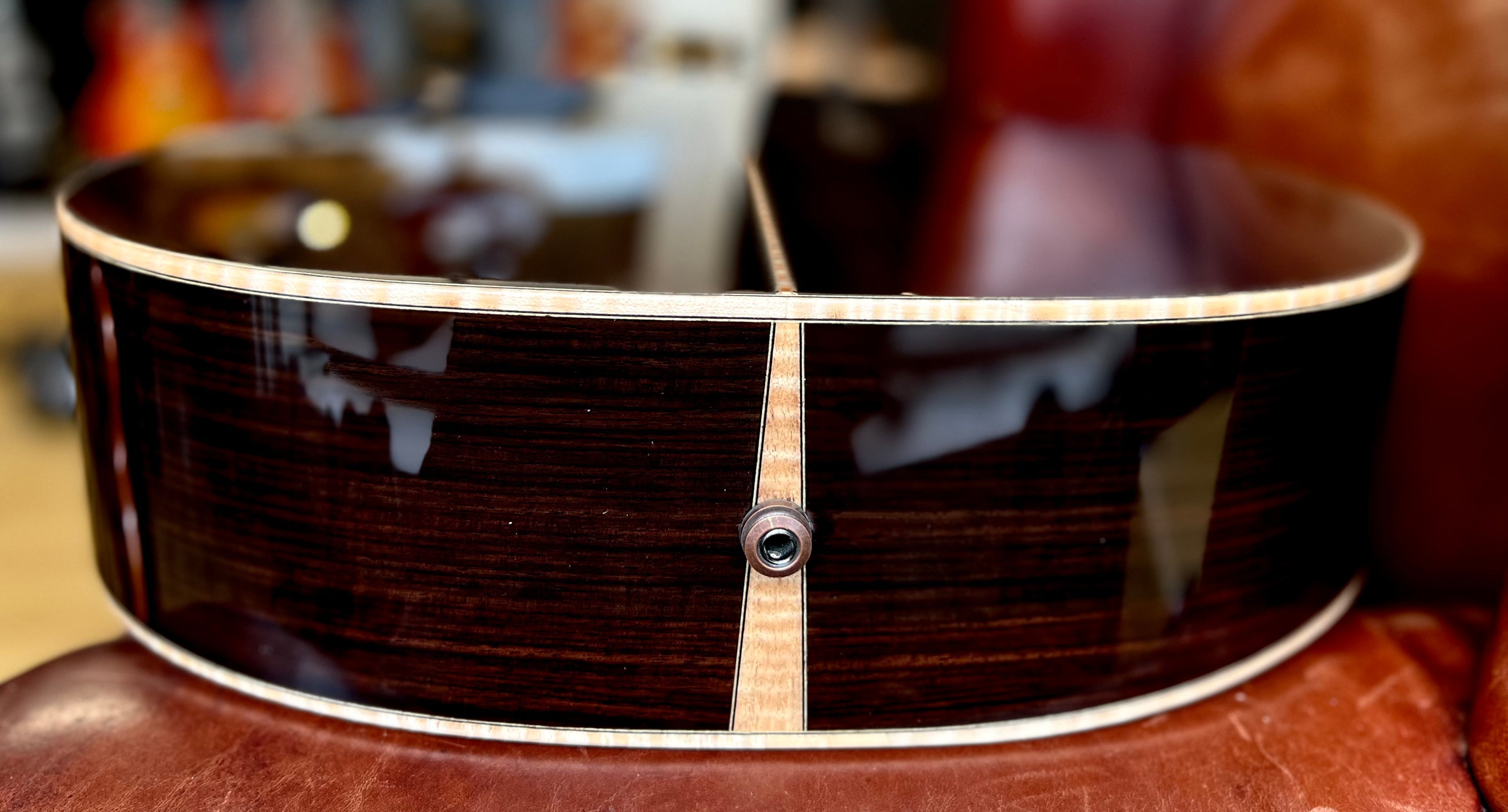 Eastman AC822CE modello 2024 (prezzo comprensivo di pacchetto Custom Pro Setup), chitarra elettroacustica in vendita presso Richards Guitars.