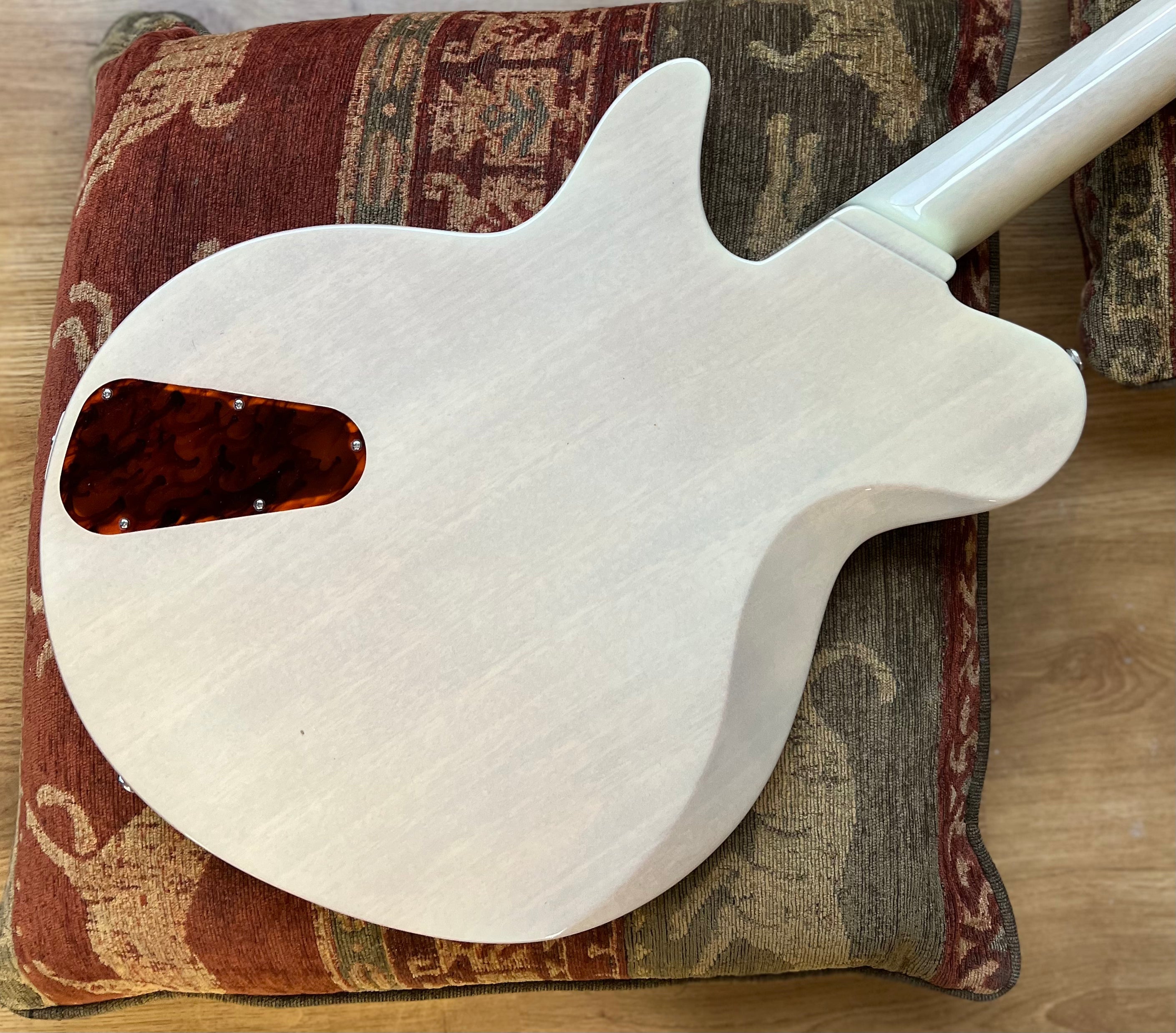 Eastman Juliet-PB Pomona Blonde (Prezzo incl. Pacchetto Custom Pro Setup), Chitarra elettrica in vendita presso Richards Guitars.