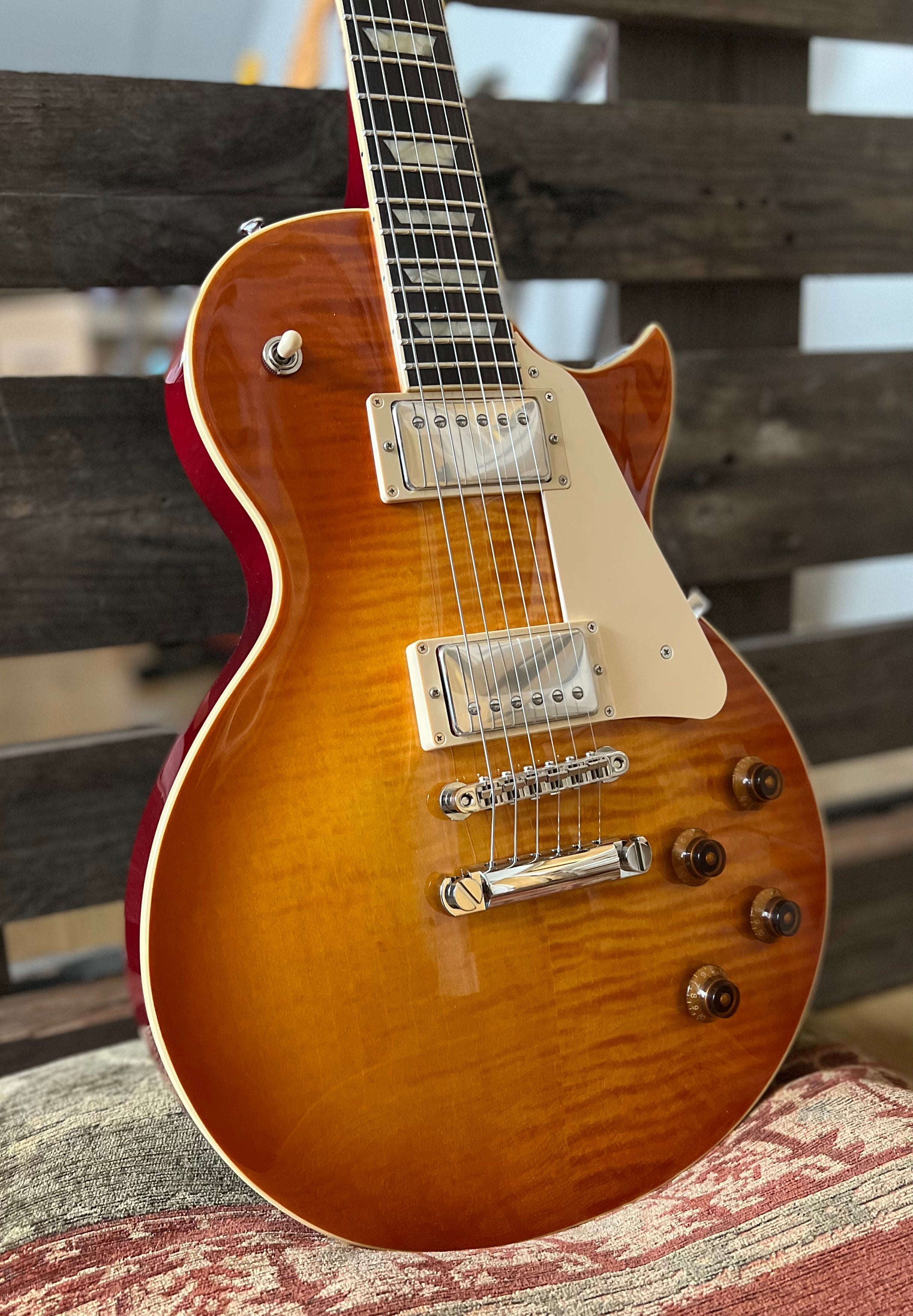 FGN Neo Classic NLS10RFM Faded Cherry Burst Con Gig Bag, Chitarra elettrica in vendita presso Richards Guitars.