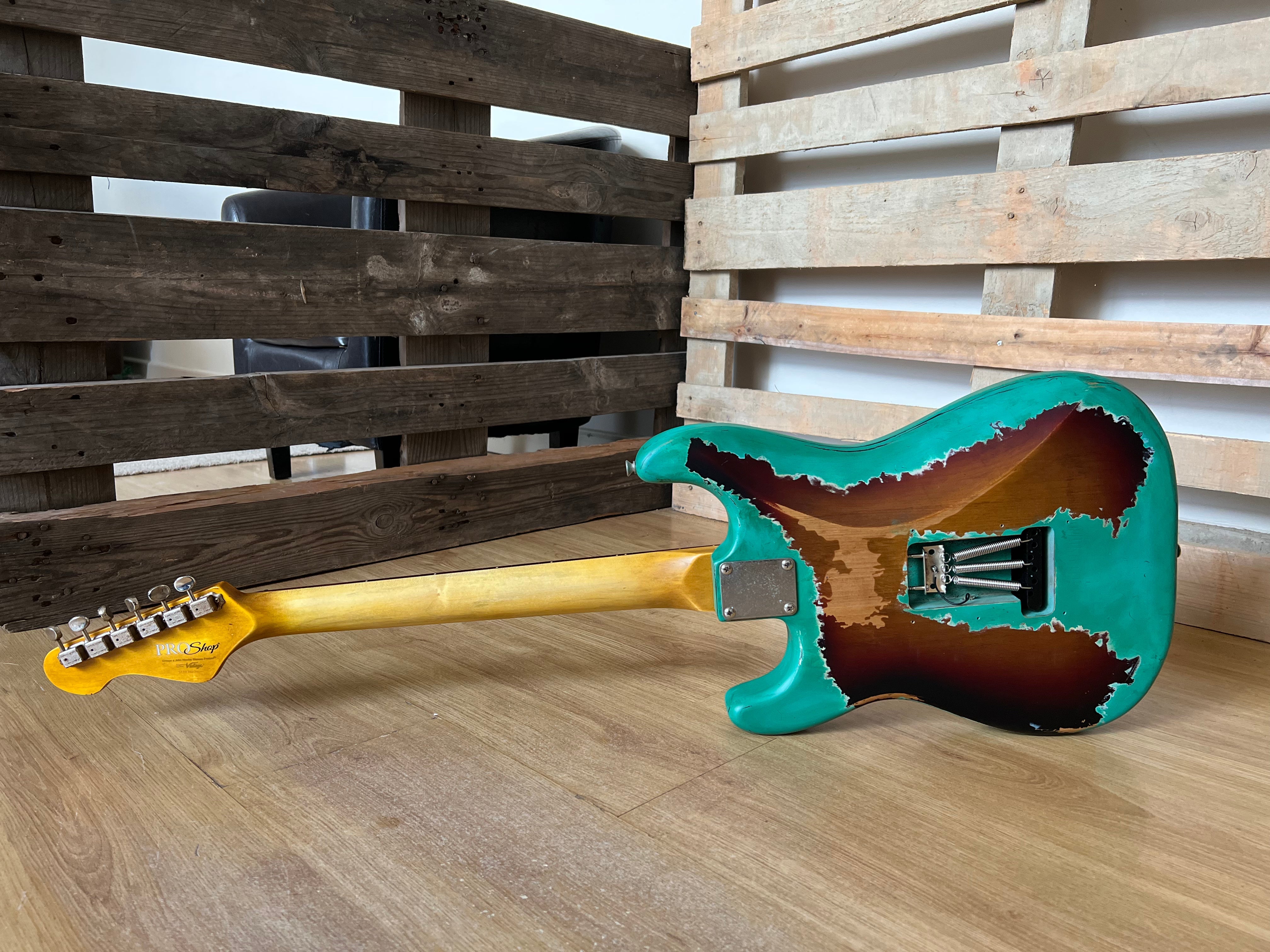 Vintage ProShop V6 "Industrial Punk" Custom Inc. Chitarra elettrica Vintage Custom Pro Setup, in vendita presso Richards Guitars.