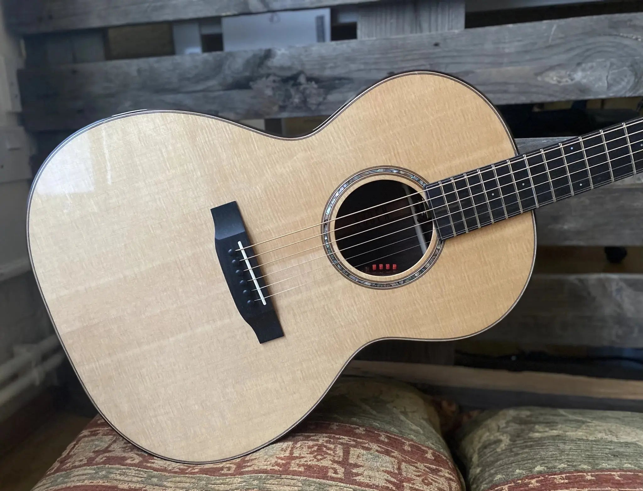 Auden Artist 45 Chester Full Body Spruce/Rosewood Full Body. - Richards Guitars Of Stratford Upon Avon