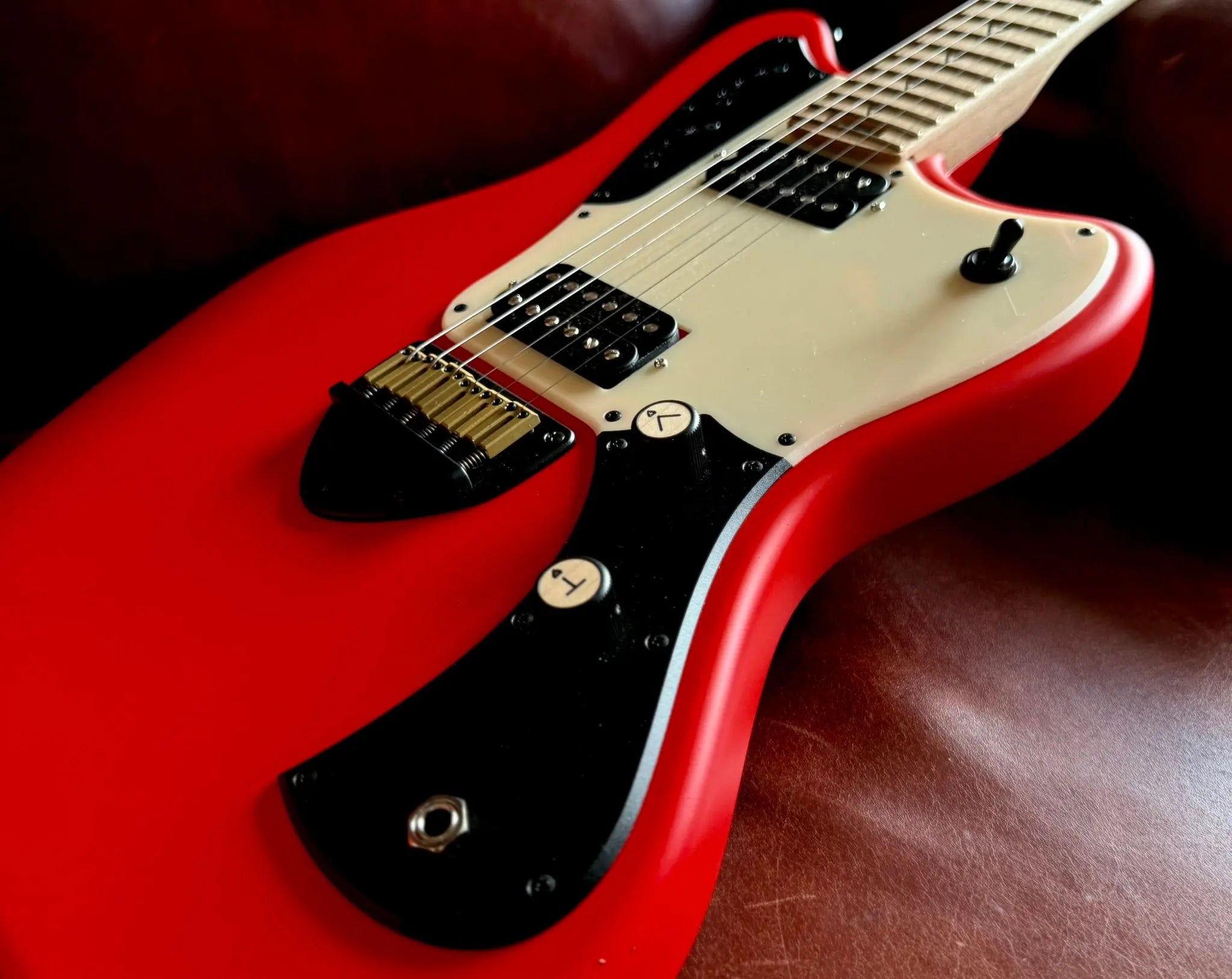 Valiant Jupiter Lipstick Red - Richards Guitars Of Stratford Upon Avon