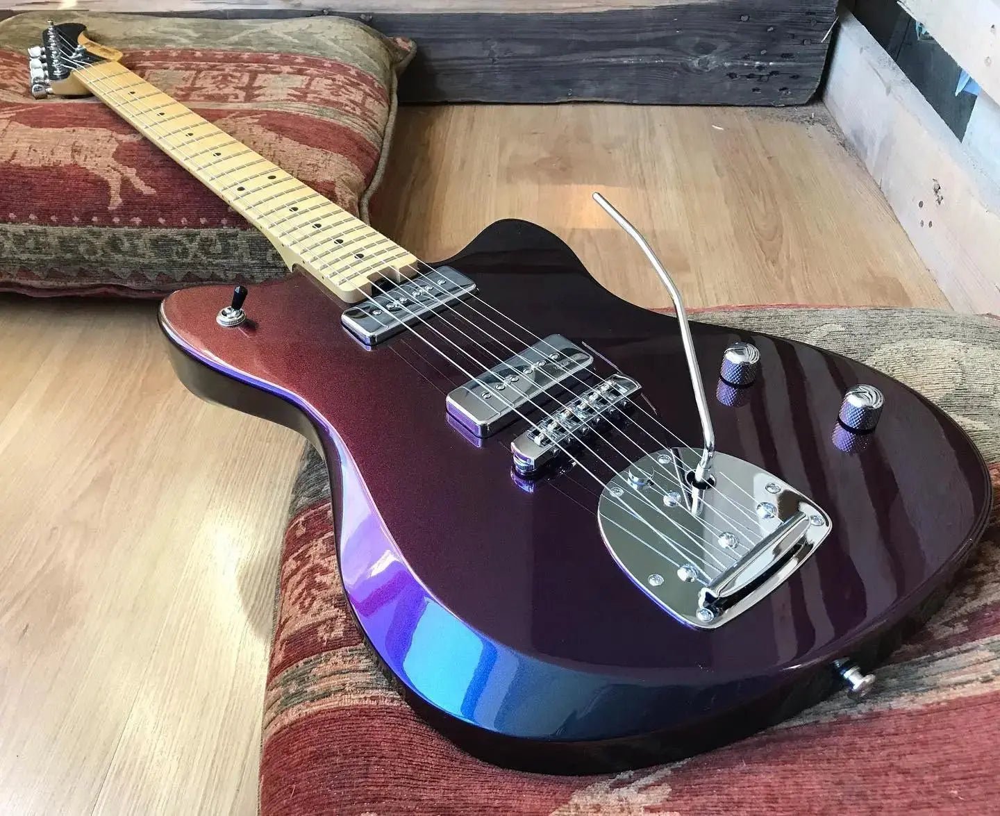 Gordon Smith Gatsby Iredescent Guitar..... Just .....Wow.... - Richards Guitars Of Stratford Upon Avon