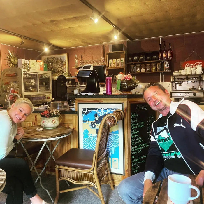 Nellys Retro Vintage - Steve & Kate - OUR NEW NEIGHBOURS! - Richards Guitars Of Stratford Upon Avon
