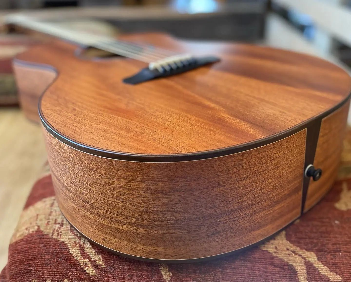 "Tribute To Mahogany" - A Work of Art & Tribute To Honduran Mahogany Ib Guitar Form - Richards Guitars Of Stratford Upon Avon