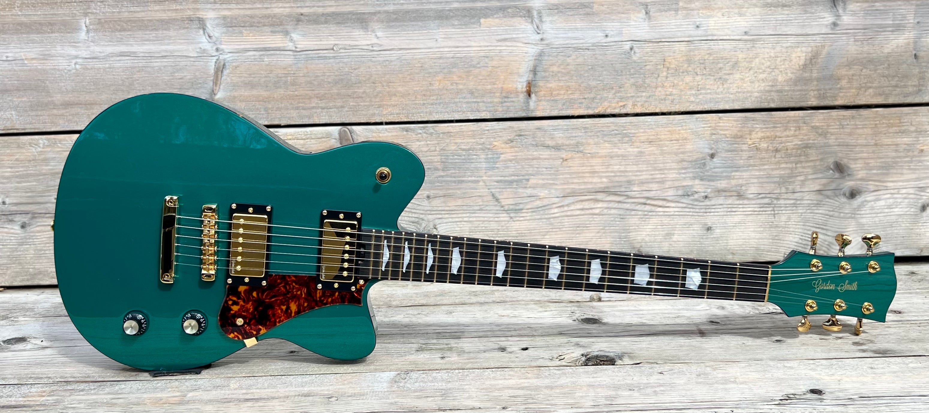 Gordon Smith Grande (Green) Plus Hand Made Walsall Leather Guitar Strap (Worth £120), Electric Guitar for sale at Richards Guitars.
