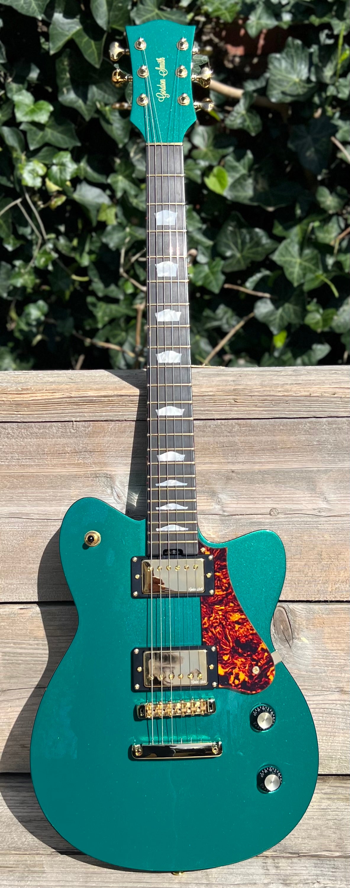 Gordon Smith Grande (Green) Plus Hand Made Walsall Leather Guitar Strap (Worth £120), Electric Guitar for sale at Richards Guitars.