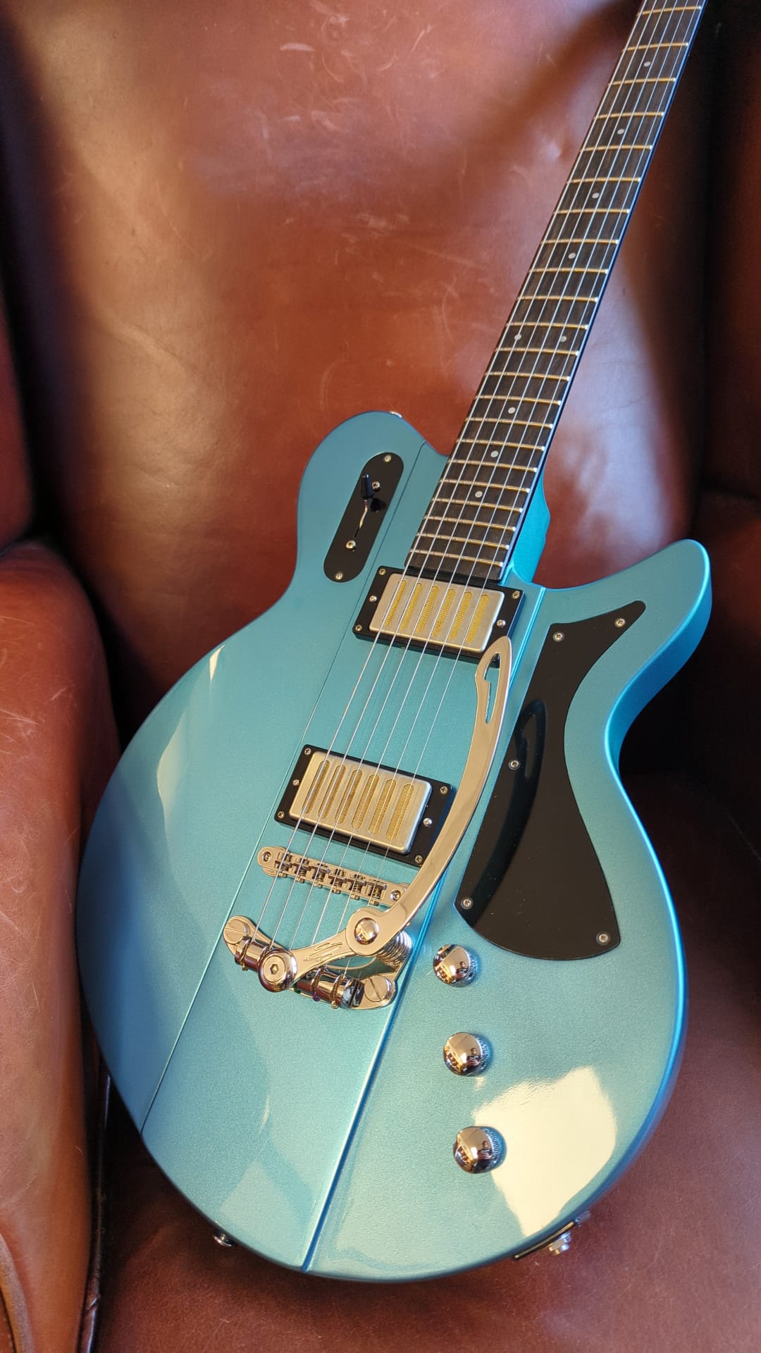 Eastman Juliet-LA Electric guitar (B-STOCK - transit damage on neck), Electric Guitar for sale at Richards Guitars.