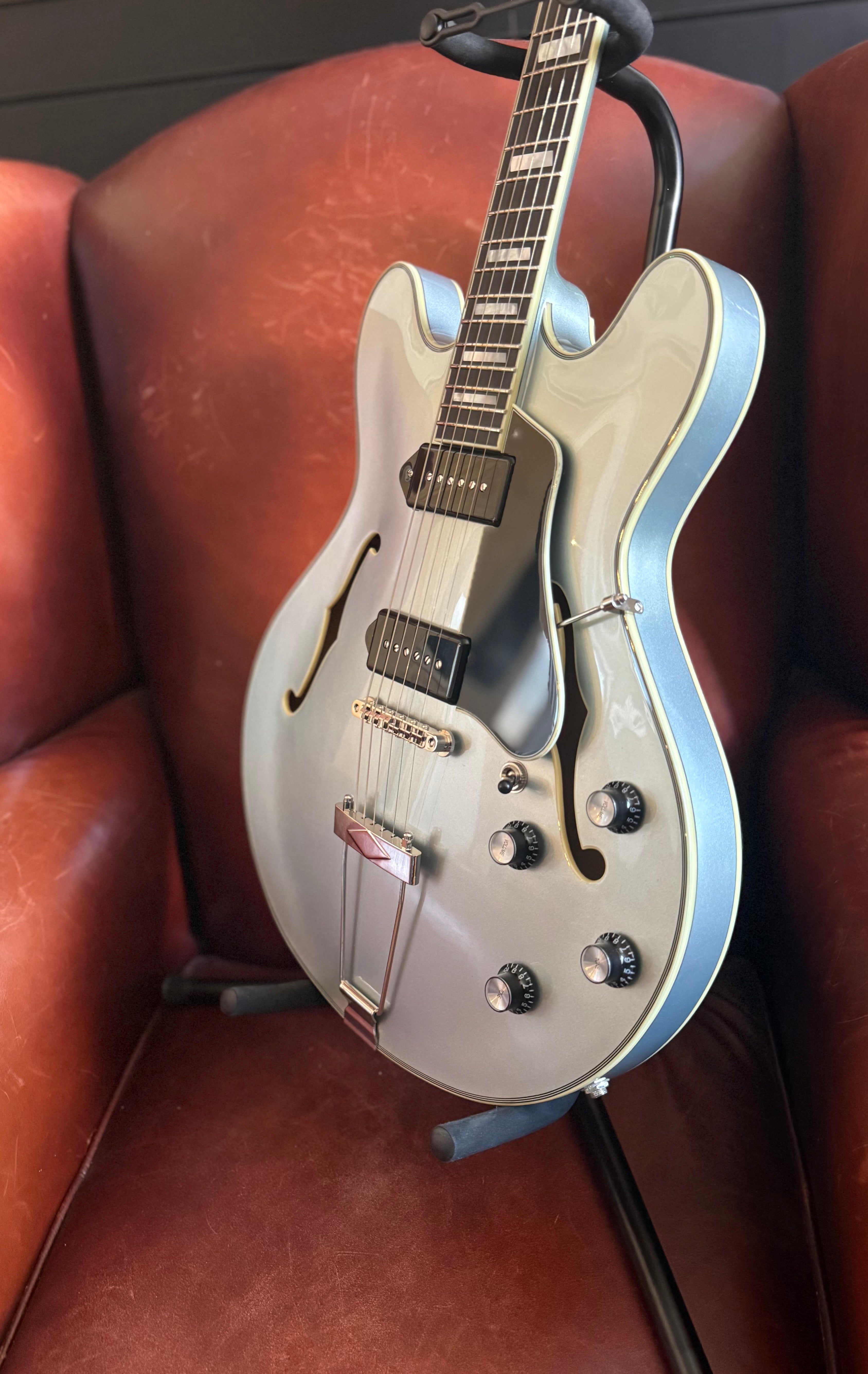 Quality Universal Guitar Stand.  Suitable For All Styles Of Guitar (Acoustic, Electric, Bass)