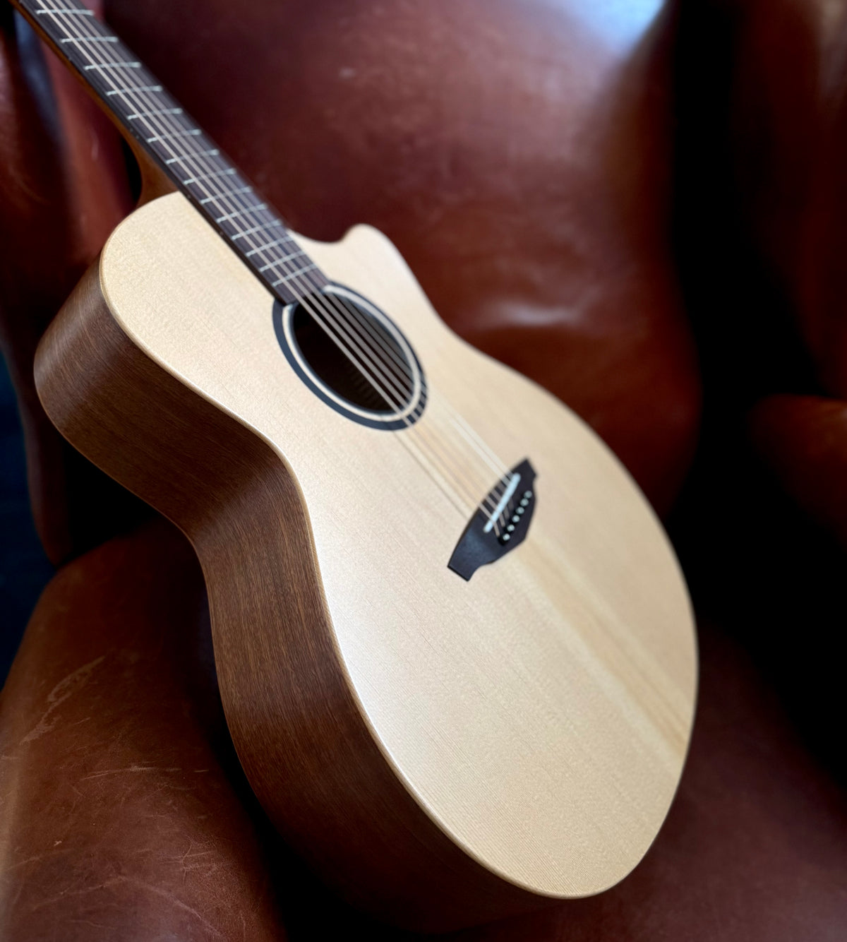 Veelah V1 GAC Solid Top Spruce Acoustic Guitar w/ Gig Bag